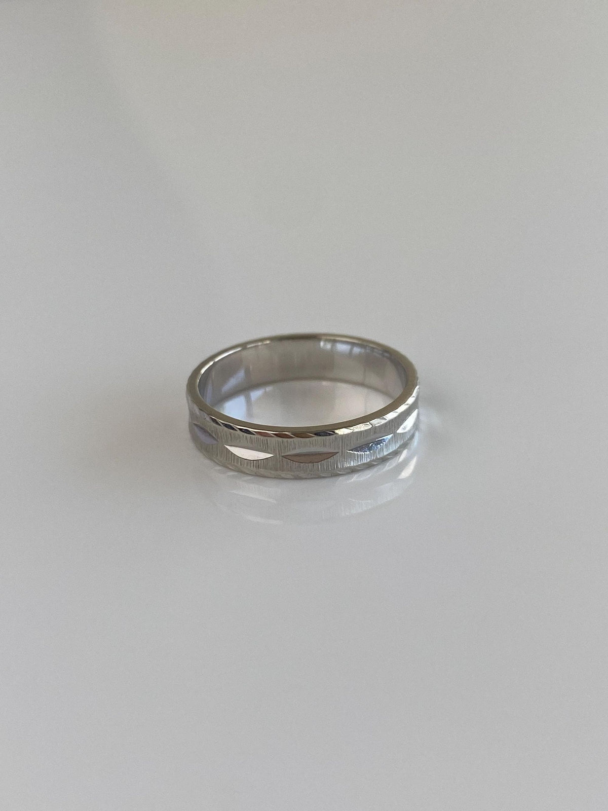 Vintage Solid 14k White Gold Diamond Cut Ring Band - Size 4.75
