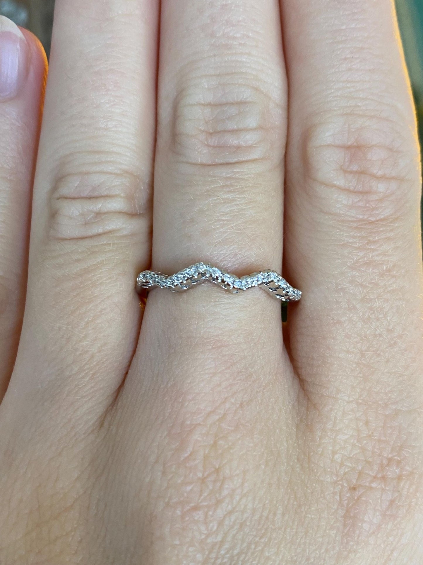 Vintage Solid 14k White Gold Clear Sapphire Wavy Ring Band - Size 7.25