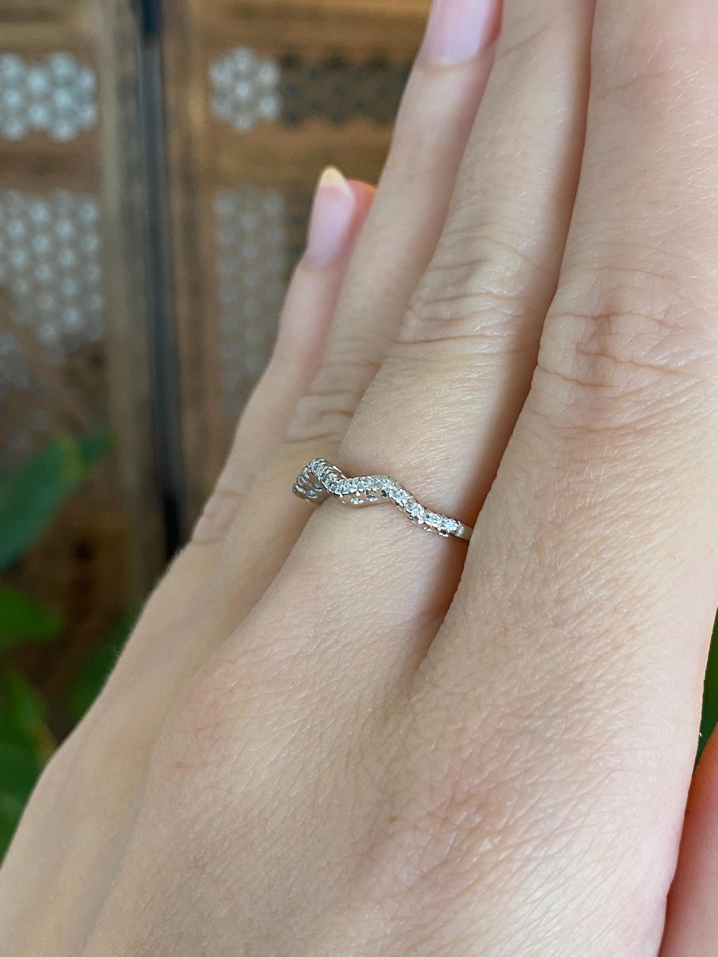 Vintage Solid 14k White Gold Clear Sapphire Wavy Ring Band - Size 7.25
