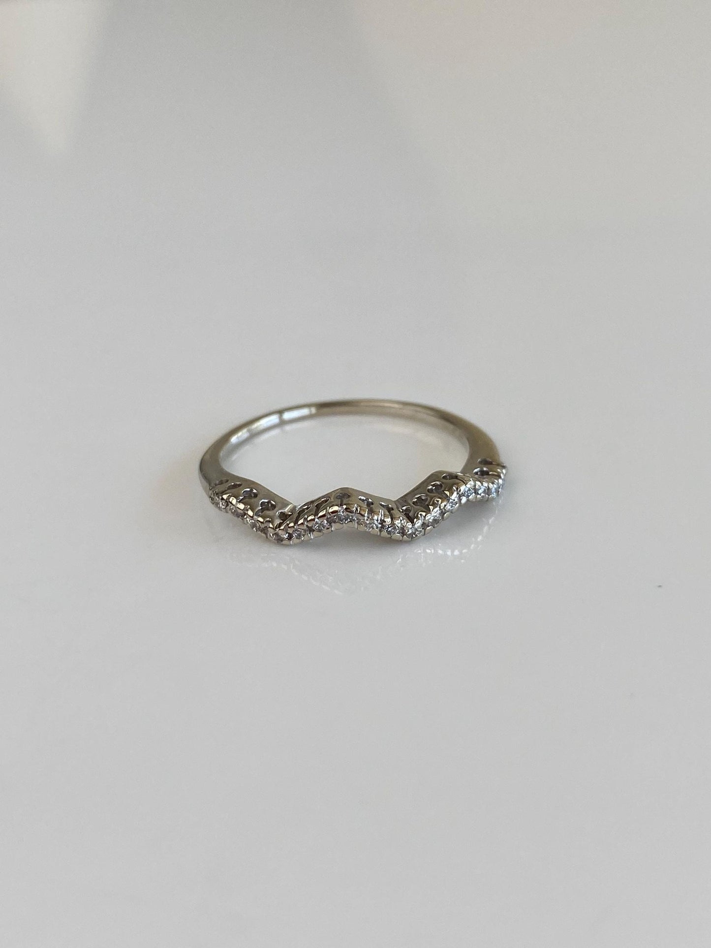 Vintage Solid 14k White Gold Clear Sapphire Wavy Ring Band - Size 7.25