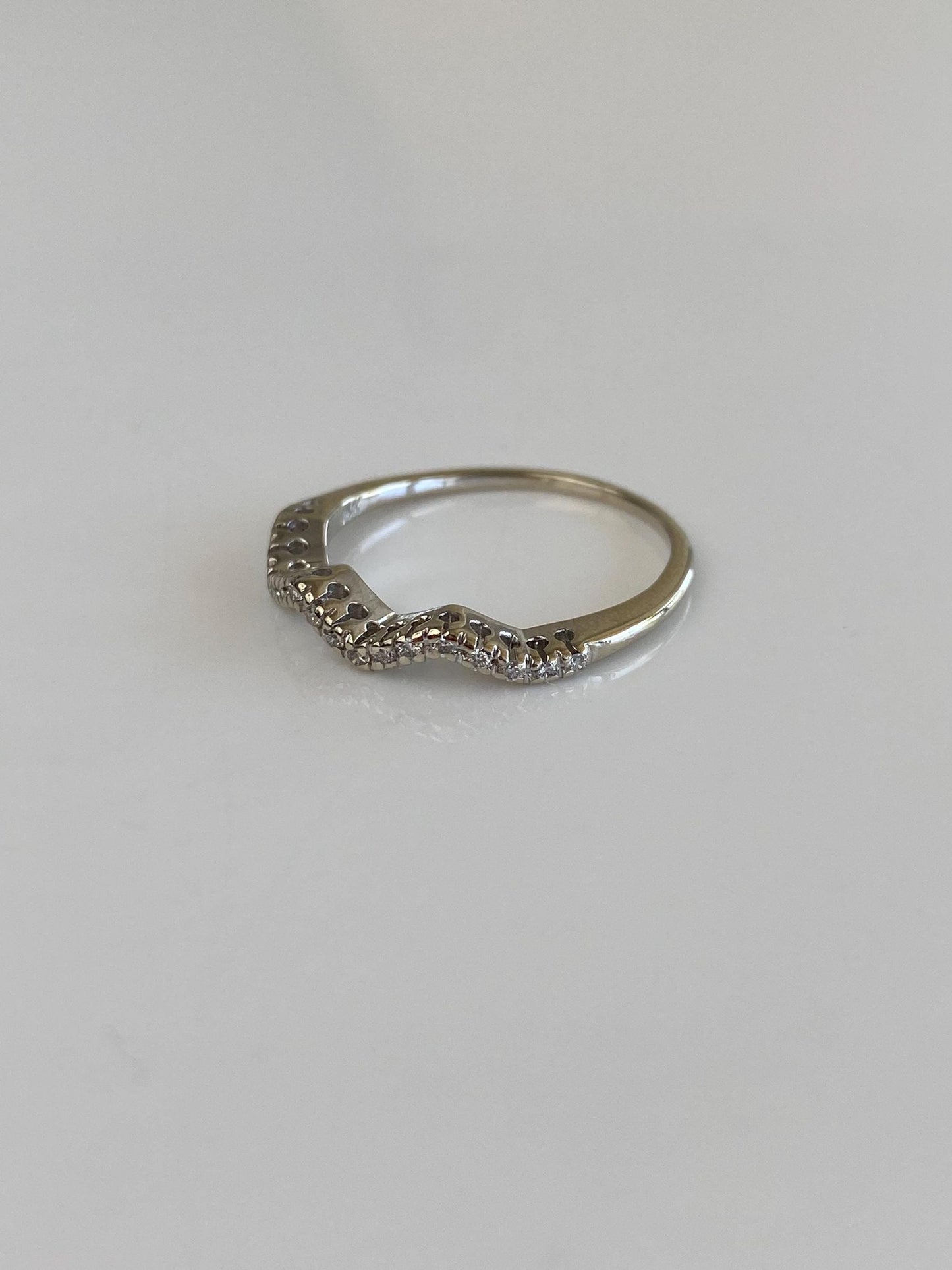 Vintage Solid 14k White Gold Clear Sapphire Wavy Ring Band - Size 7.25
