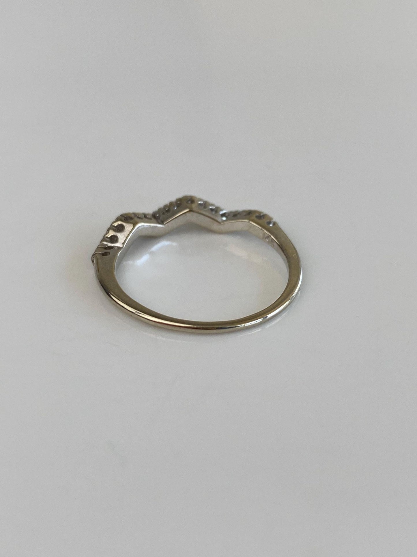 Vintage Solid 14k White Gold Clear Sapphire Wavy Ring Band - Size 7.25
