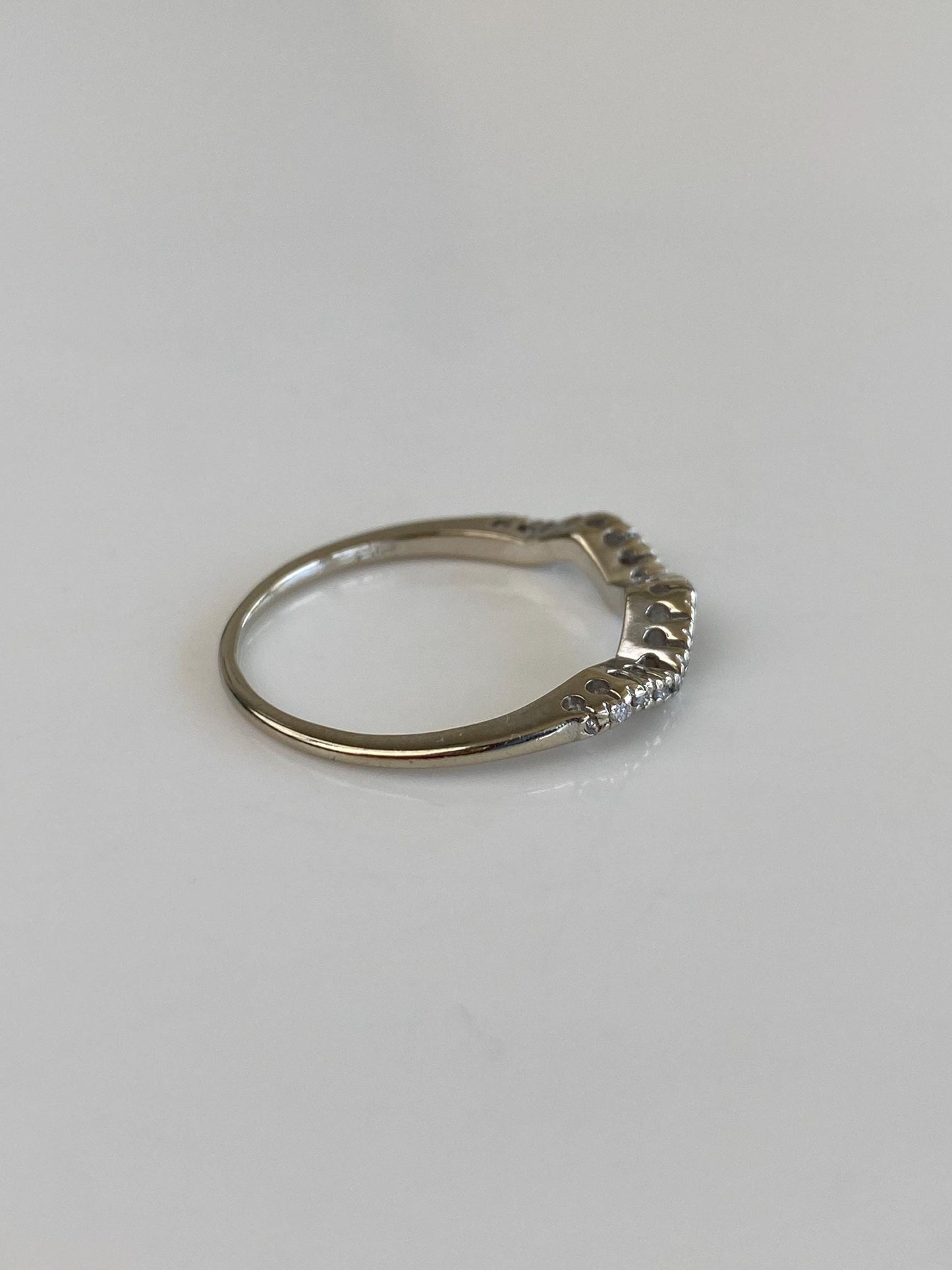 Vintage Solid 14k White Gold Clear Sapphire Wavy Ring Band - Size 7.25