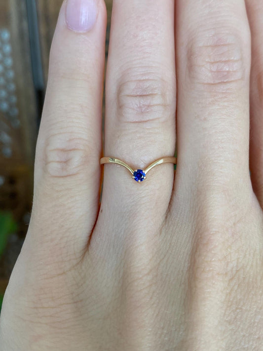 Vintage Solid 18k Yellow Gold Blue Sapphire Chevron Ring - Size 5.75