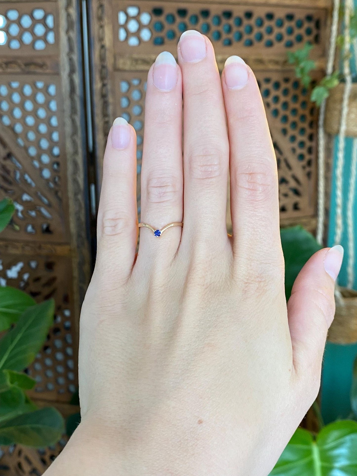 Vintage Solid 18k Yellow Gold Blue Sapphire Chevron Ring - Size 5.75