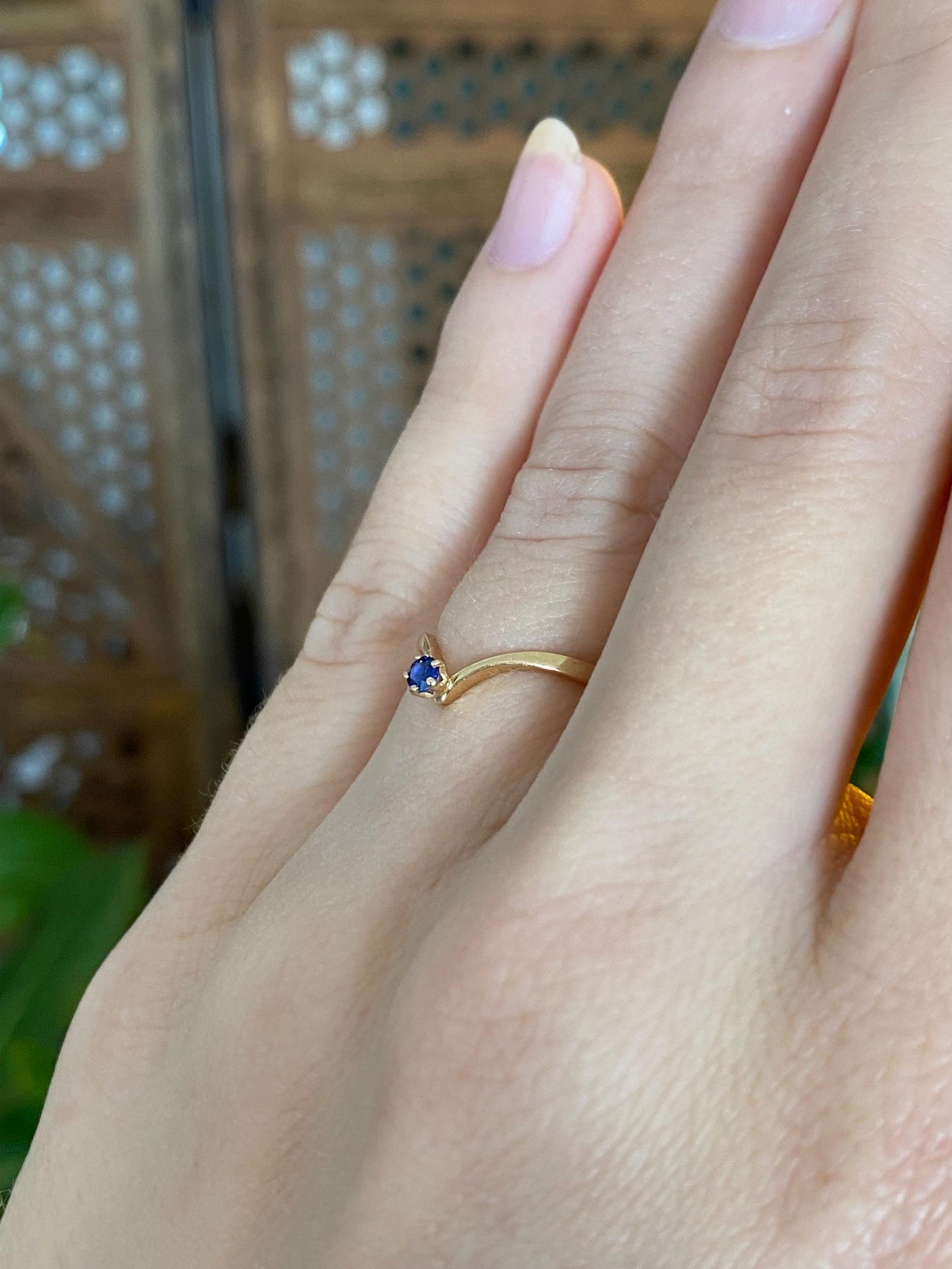 Vintage Solid 18k Yellow Gold Blue Sapphire Chevron Ring - Size 5.75