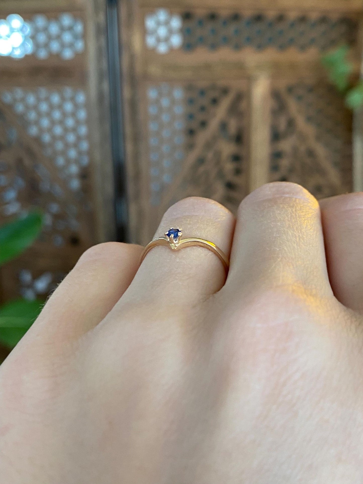 Vintage Solid 18k Yellow Gold Blue Sapphire Chevron Ring - Size 5.75