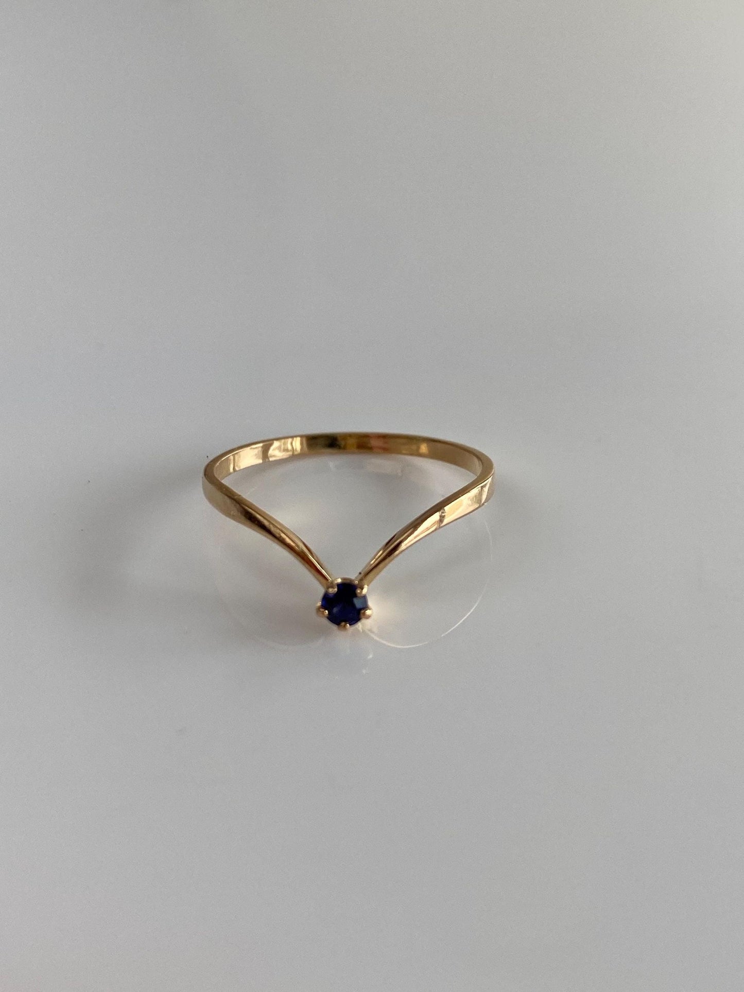 Vintage Solid 18k Yellow Gold Blue Sapphire Chevron Ring - Size 5.75