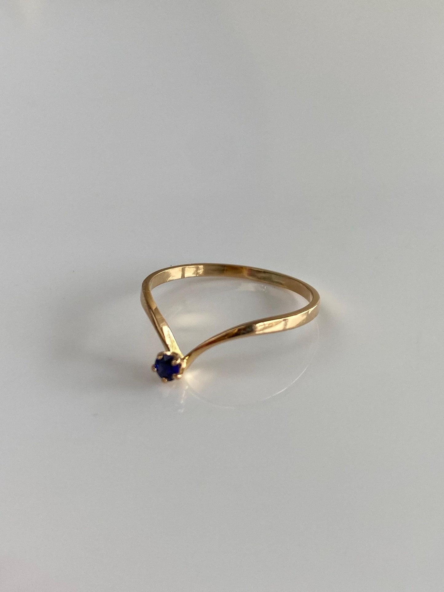 Vintage Solid 18k Yellow Gold Blue Sapphire Chevron Ring - Size 5.75