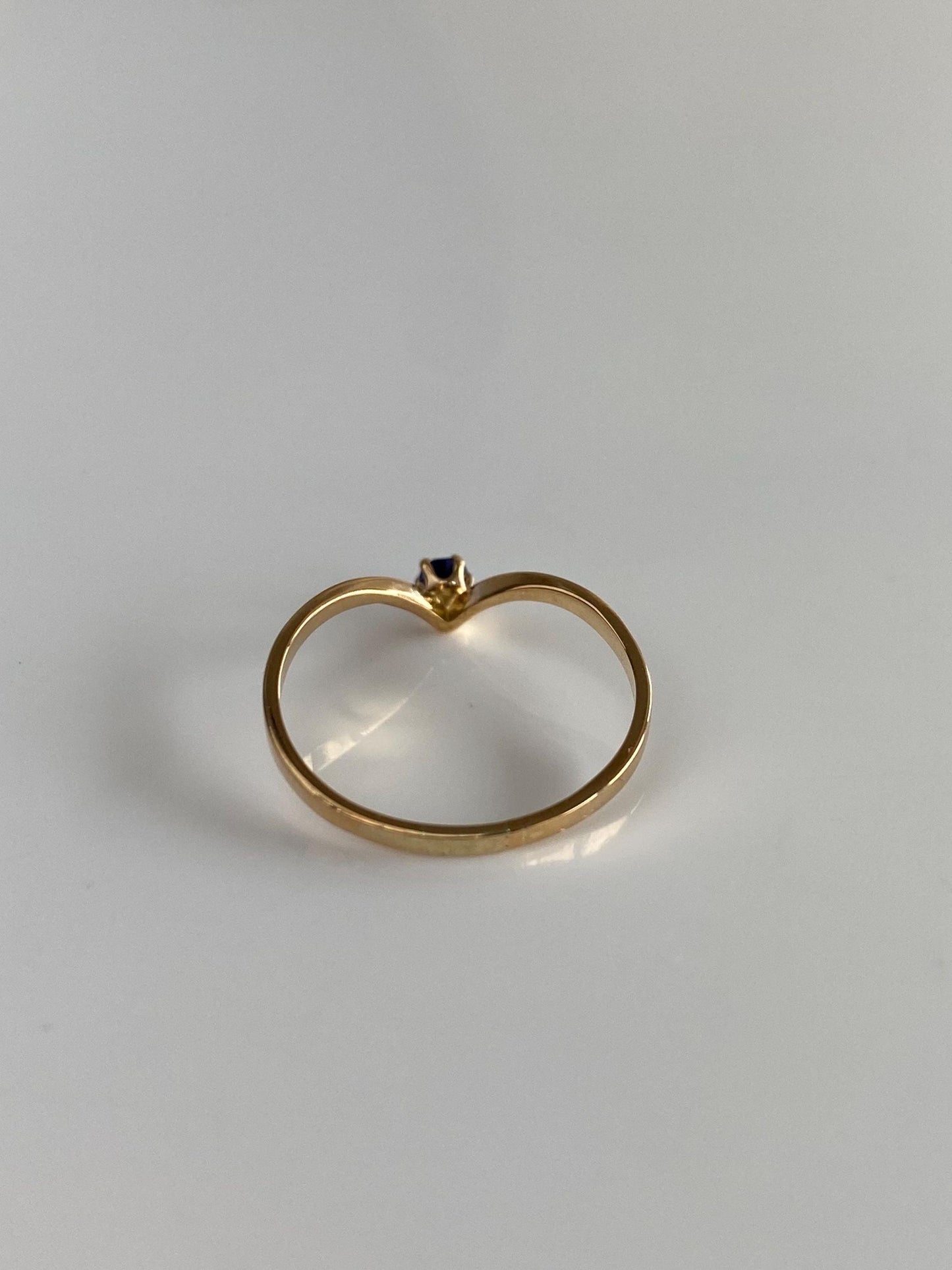 Vintage Solid 18k Yellow Gold Blue Sapphire Chevron Ring - Size 5.75