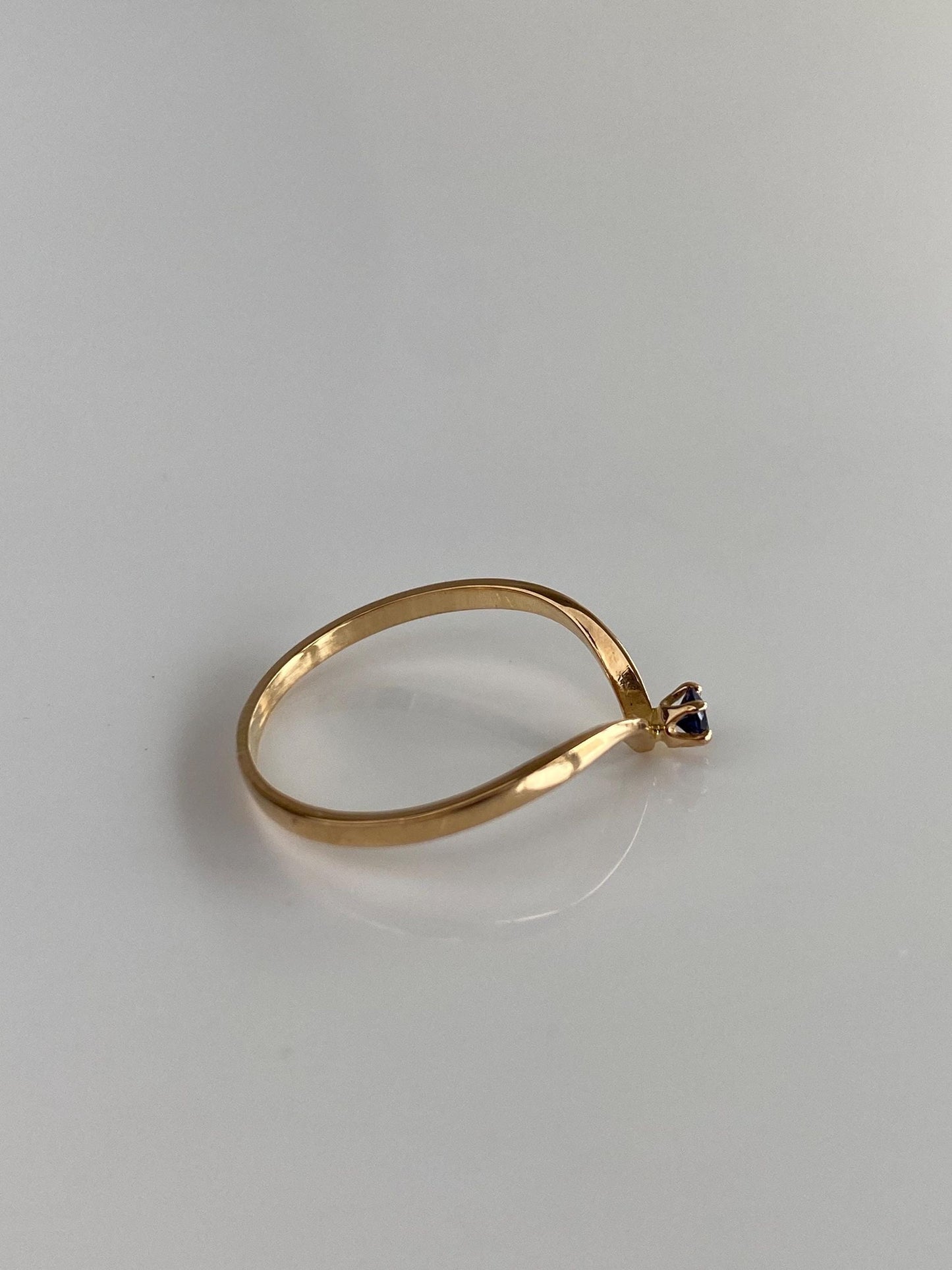 Vintage Solid 18k Yellow Gold Blue Sapphire Chevron Ring - Size 5.75