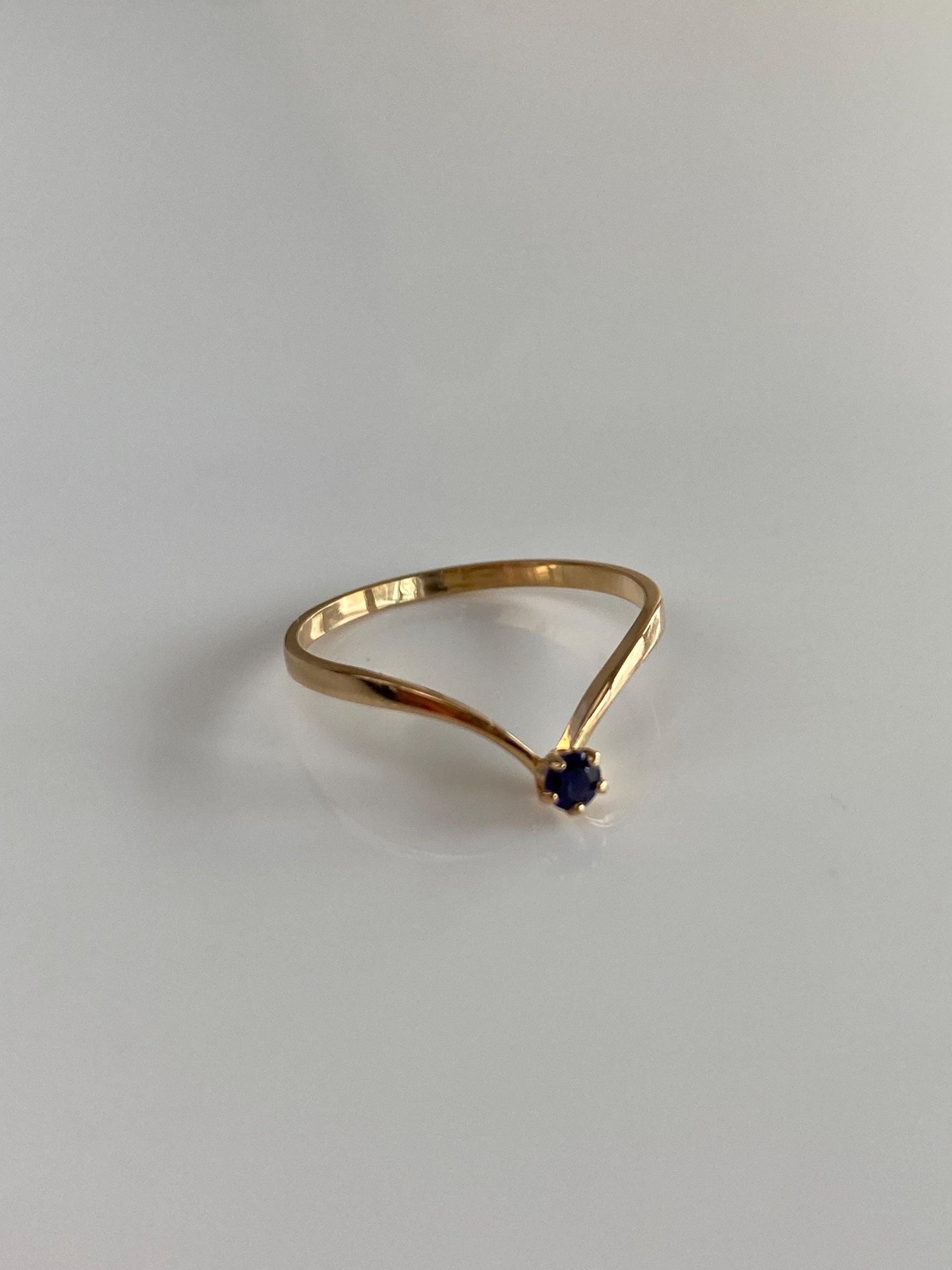 Vintage Solid 18k Yellow Gold Blue Sapphire Chevron Ring - Size 5.75