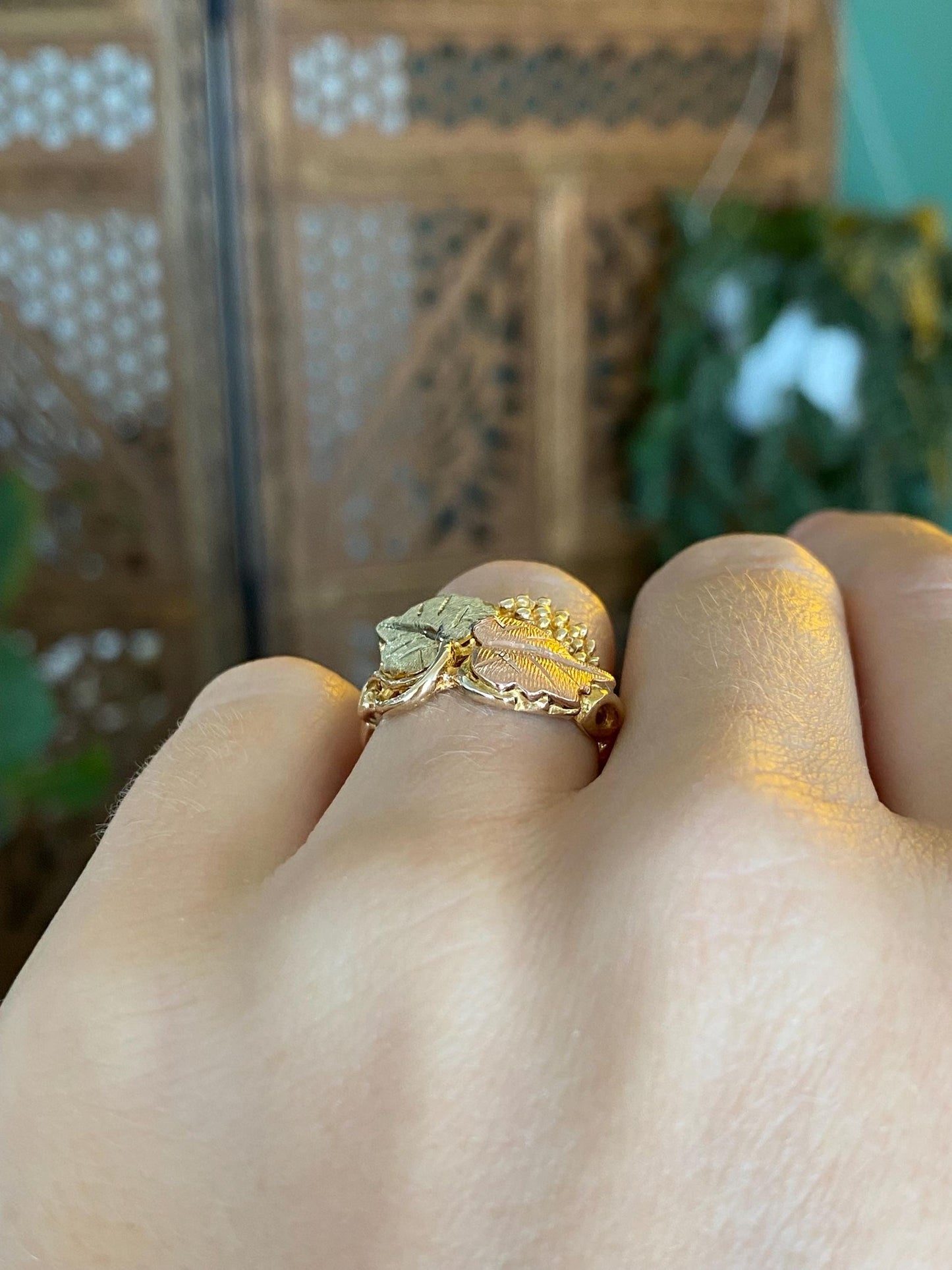 Vintage Solid 10k Black Hills Gold Leaves Ring - Size 5.25