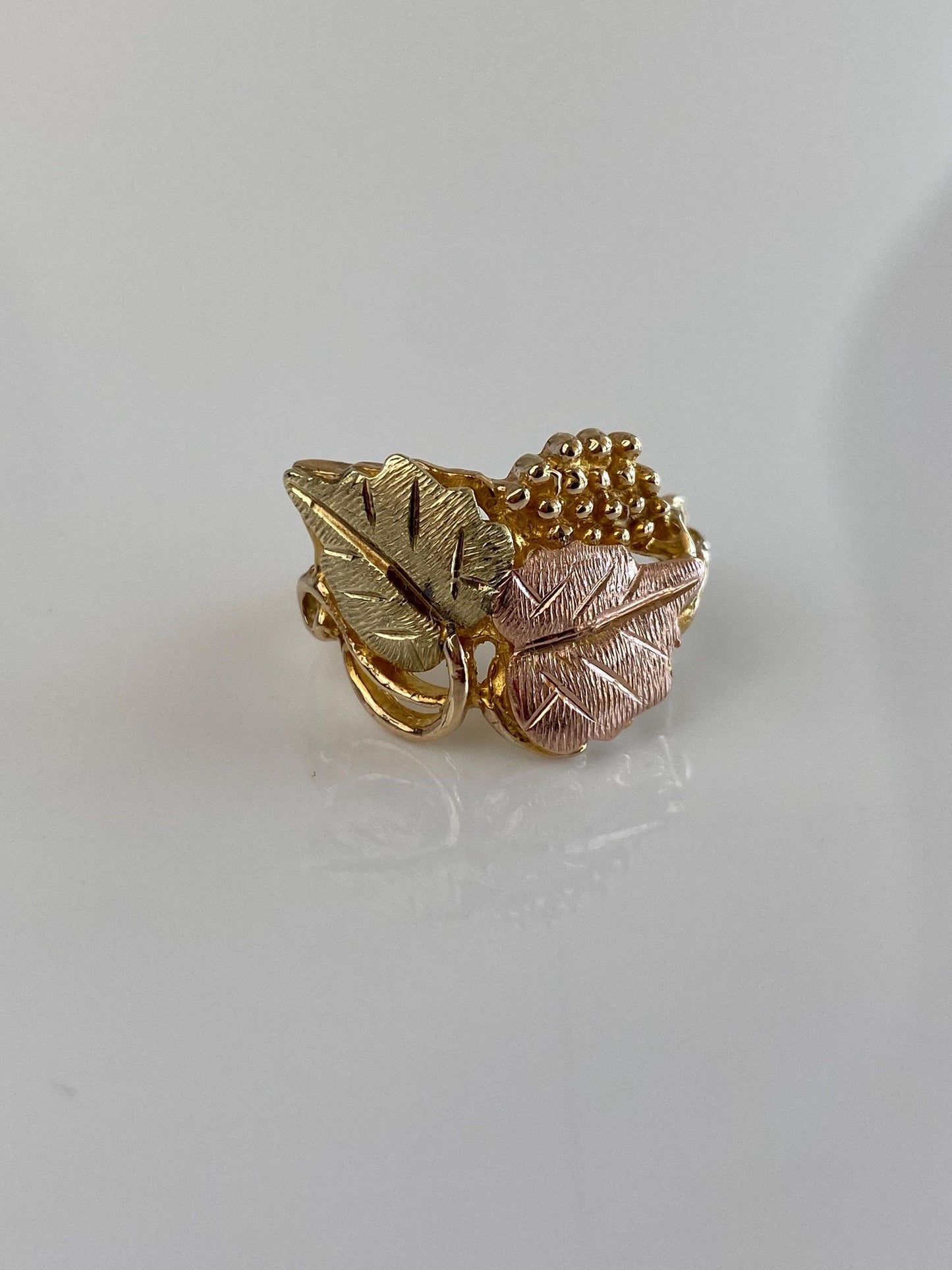 Vintage Solid 10k Black Hills Gold Leaves Ring - Size 5.25