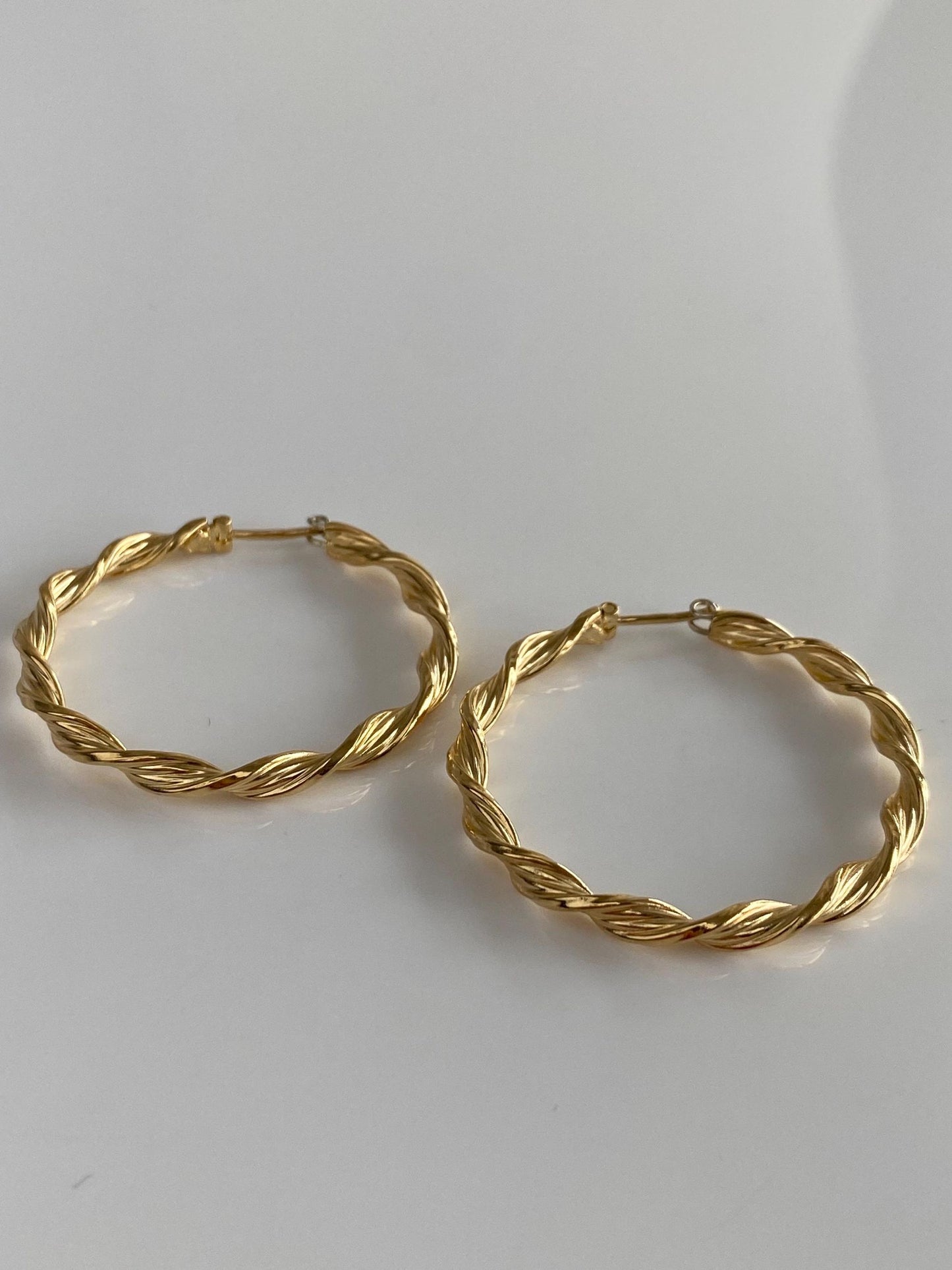 Vintage 18k Yellow Gold Twisted Hoop Earrings