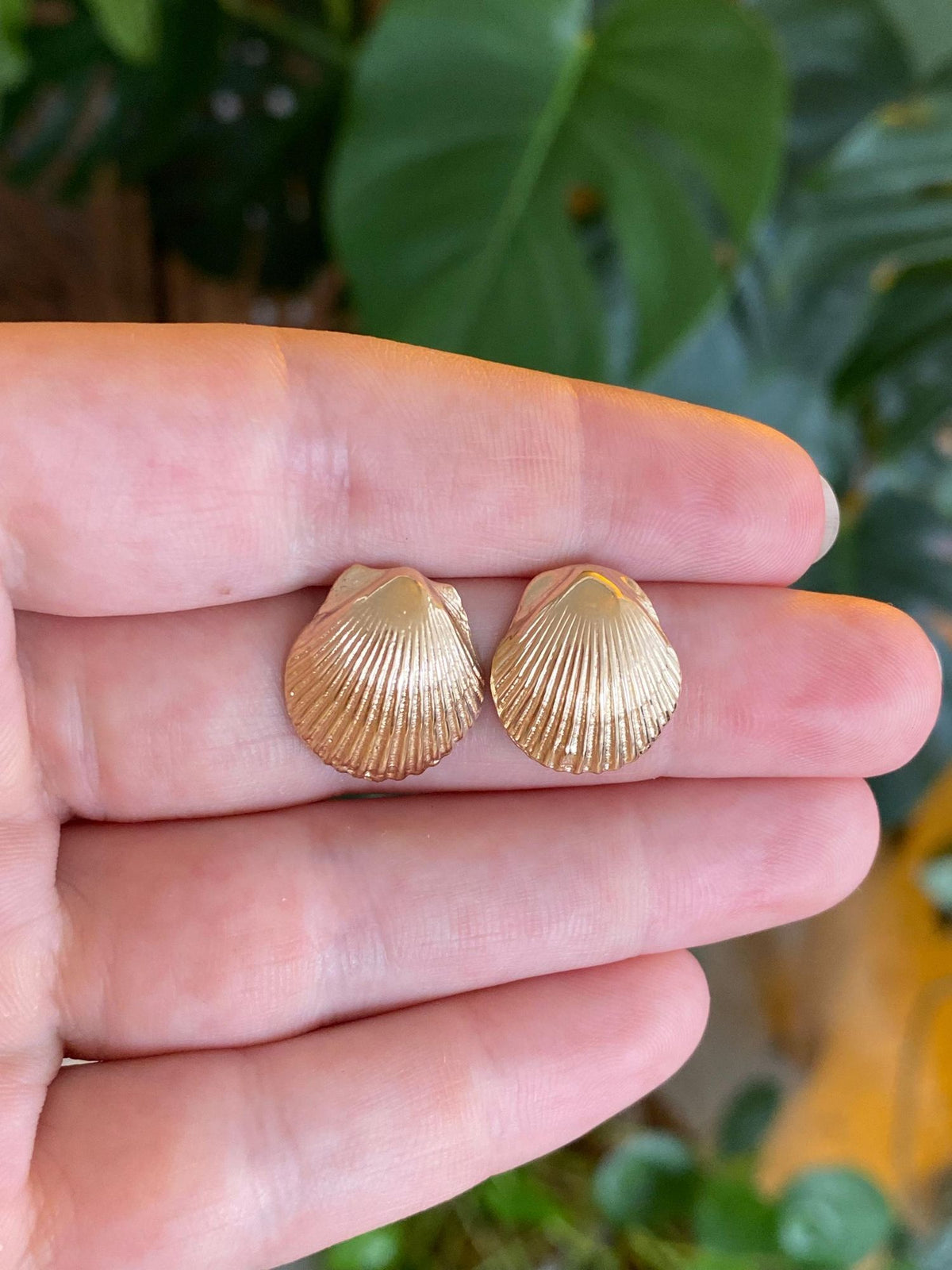 Vintage Solid 14k Yellow Gold Shell Stud Earrings
