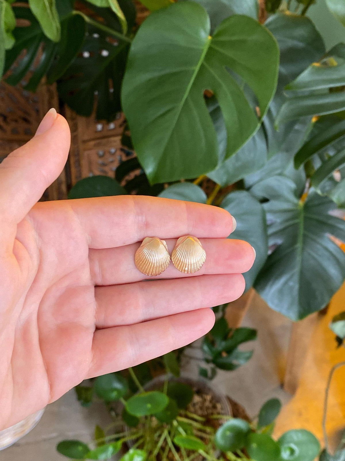 Vintage Solid 14k Yellow Gold Shell Stud Earrings