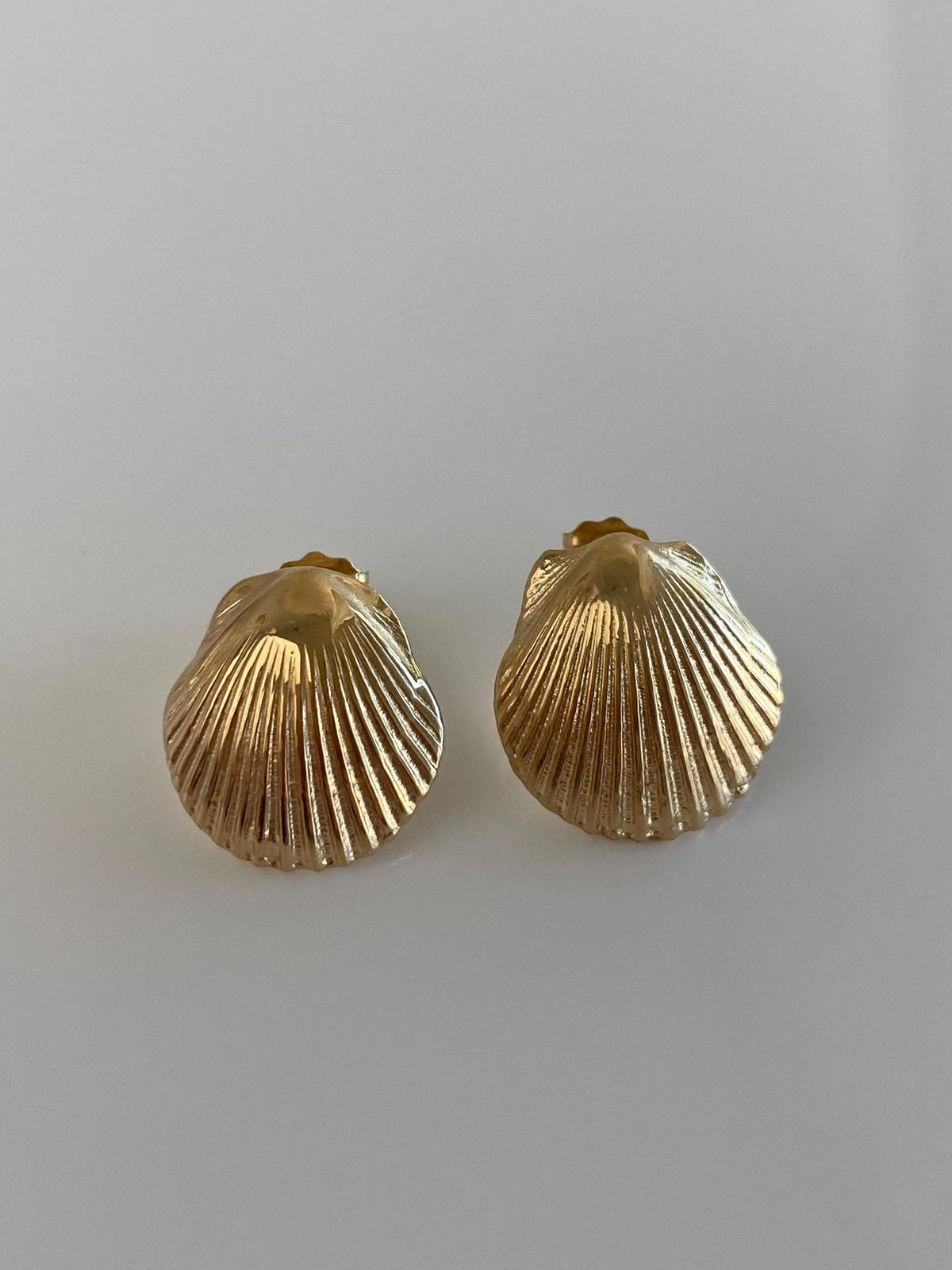 Vintage Solid 14k Yellow Gold Shell Stud Earrings