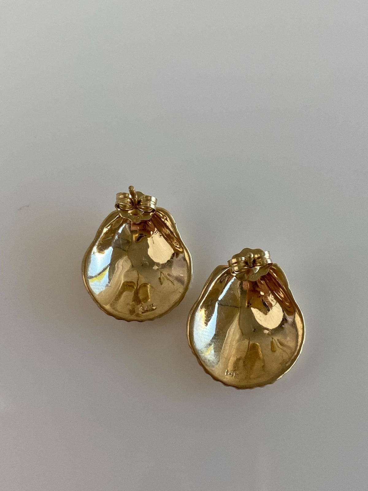 Vintage Solid 14k Yellow Gold Shell Stud Earrings