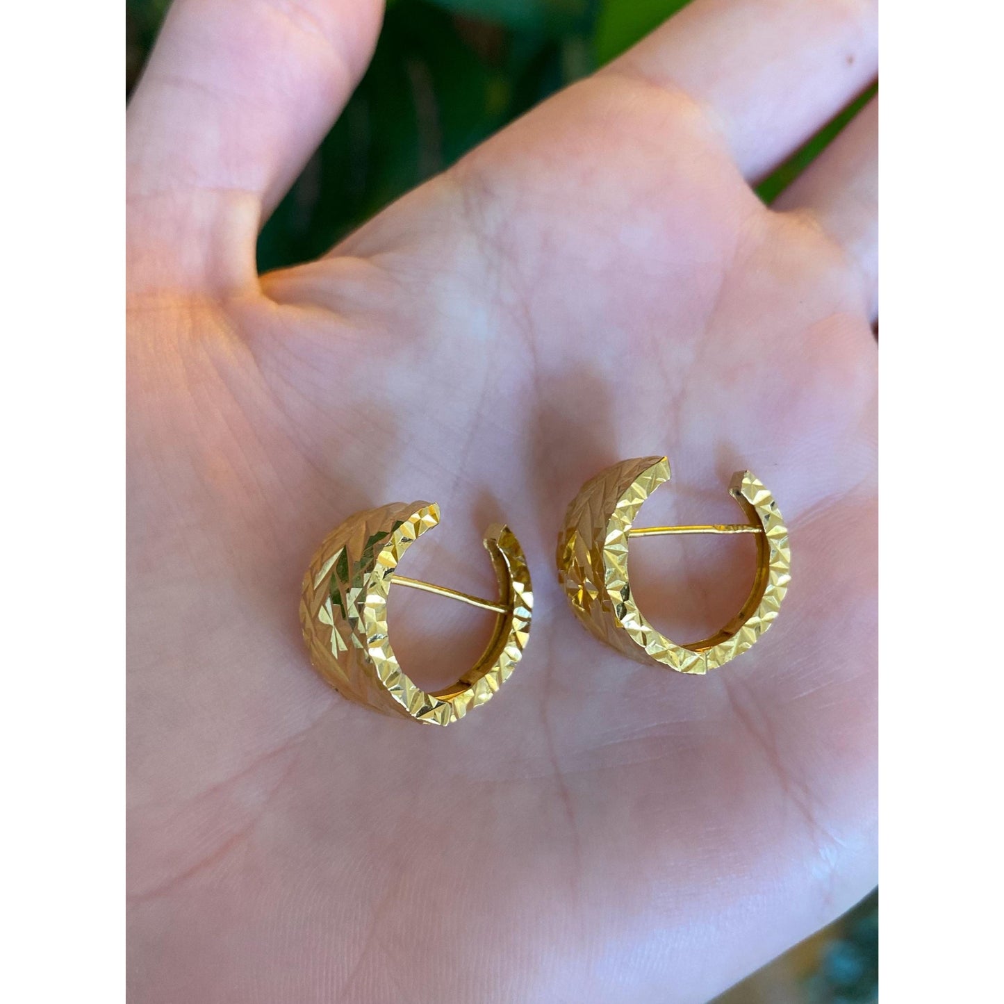 Vintage Solid 20k Yellow Gold Diamond Cut Hoop Earrings