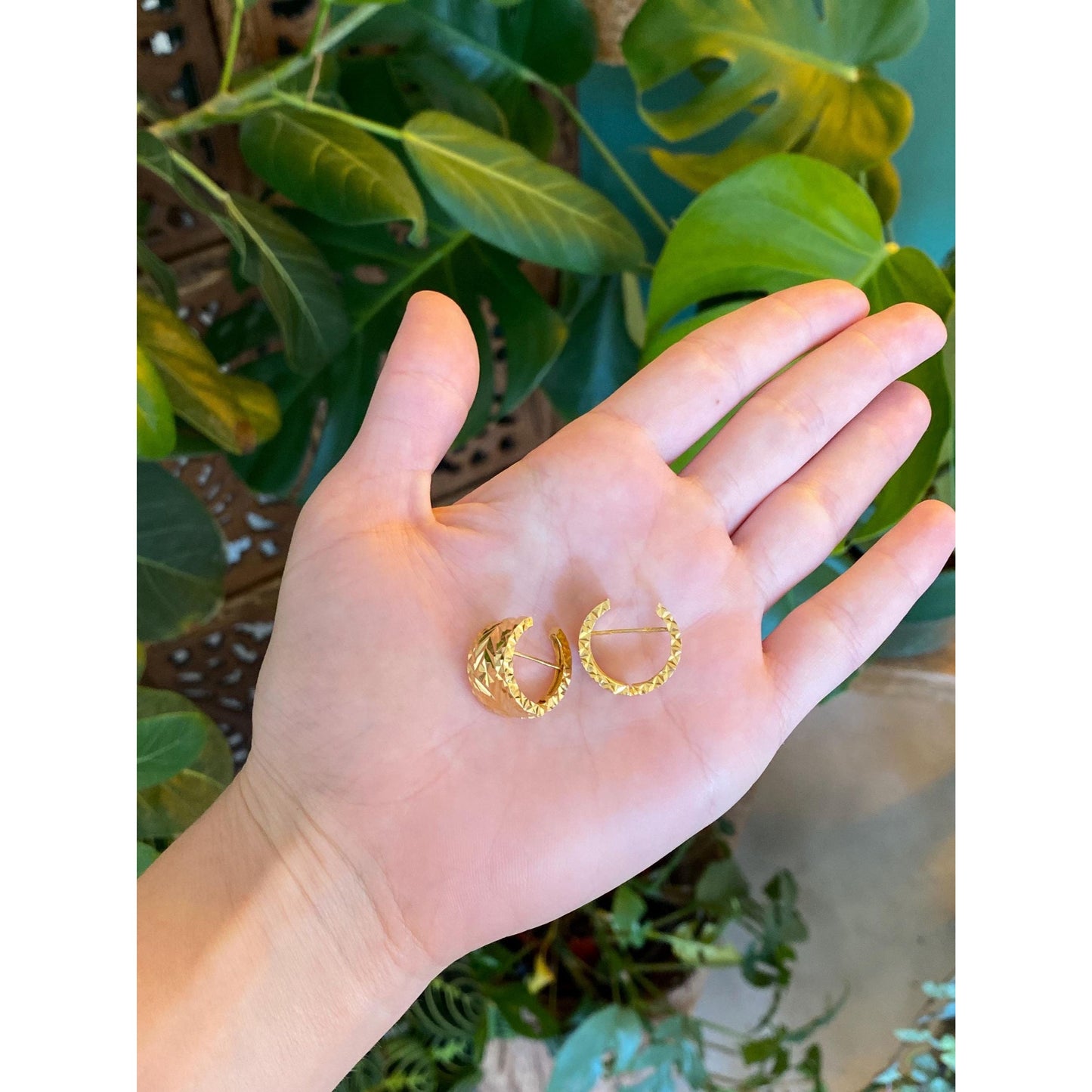 Vintage Solid 20k Yellow Gold Diamond Cut Hoop Earrings