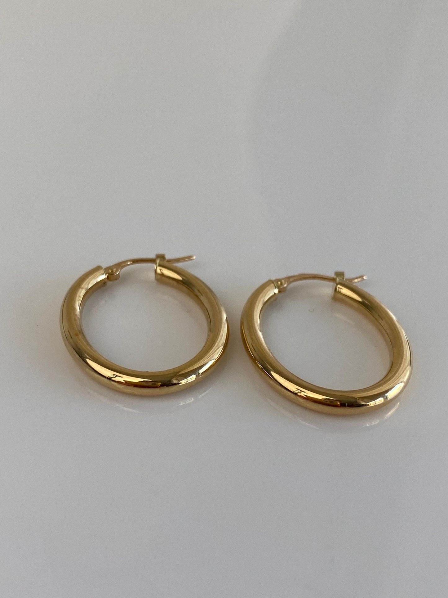 Vintage 18k Yellow Gold Oval Hoop Earrings