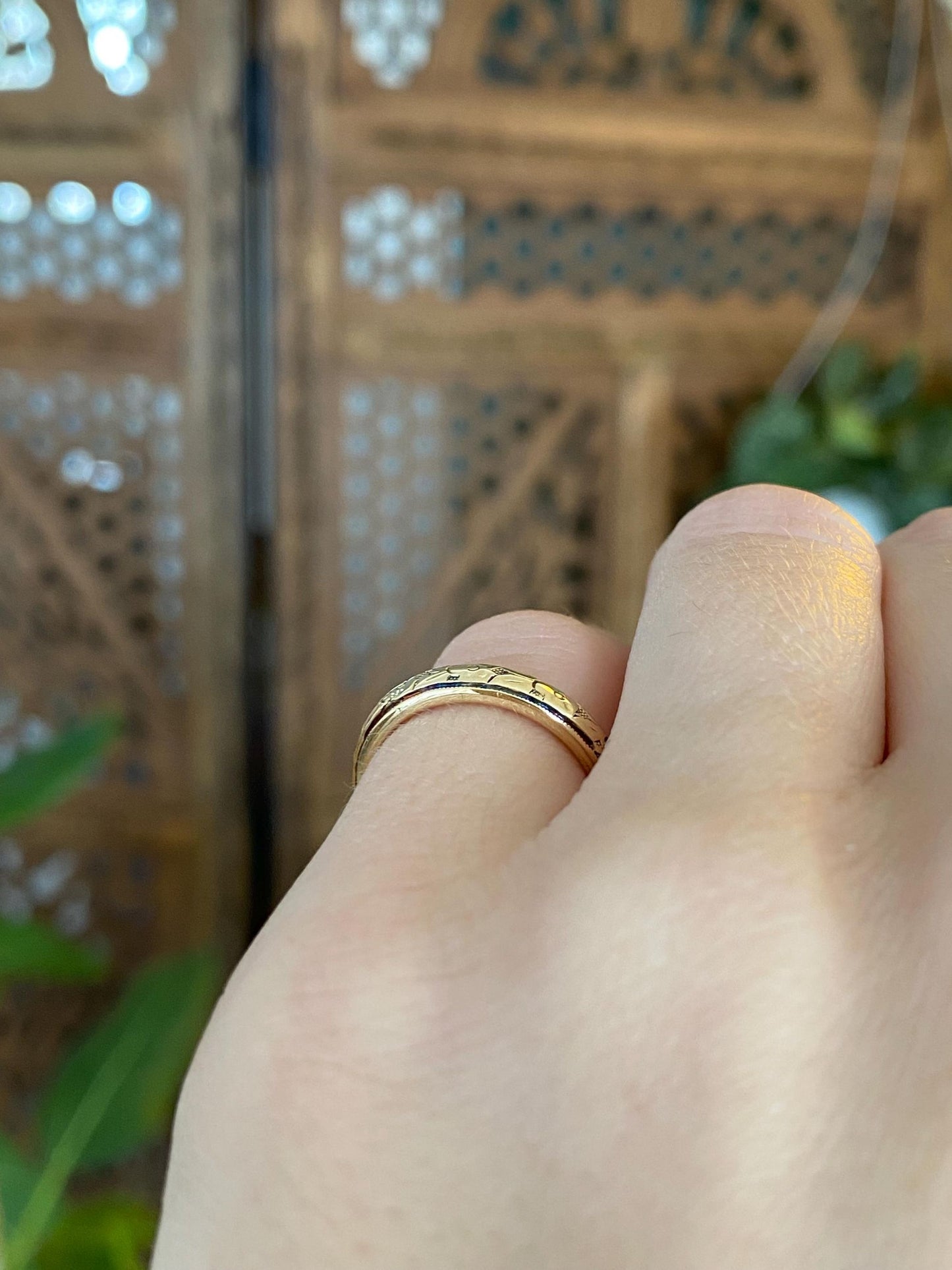 Vintage Solid 18k Yellow Gold Designed Ring Band - Size 4.25