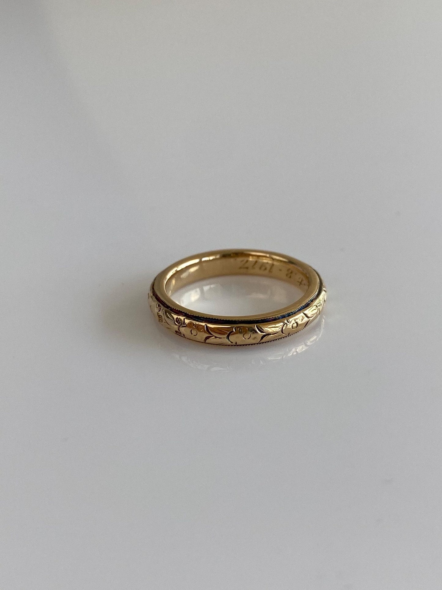 Vintage Solid 18k Yellow Gold Designed Ring Band - Size 4.25