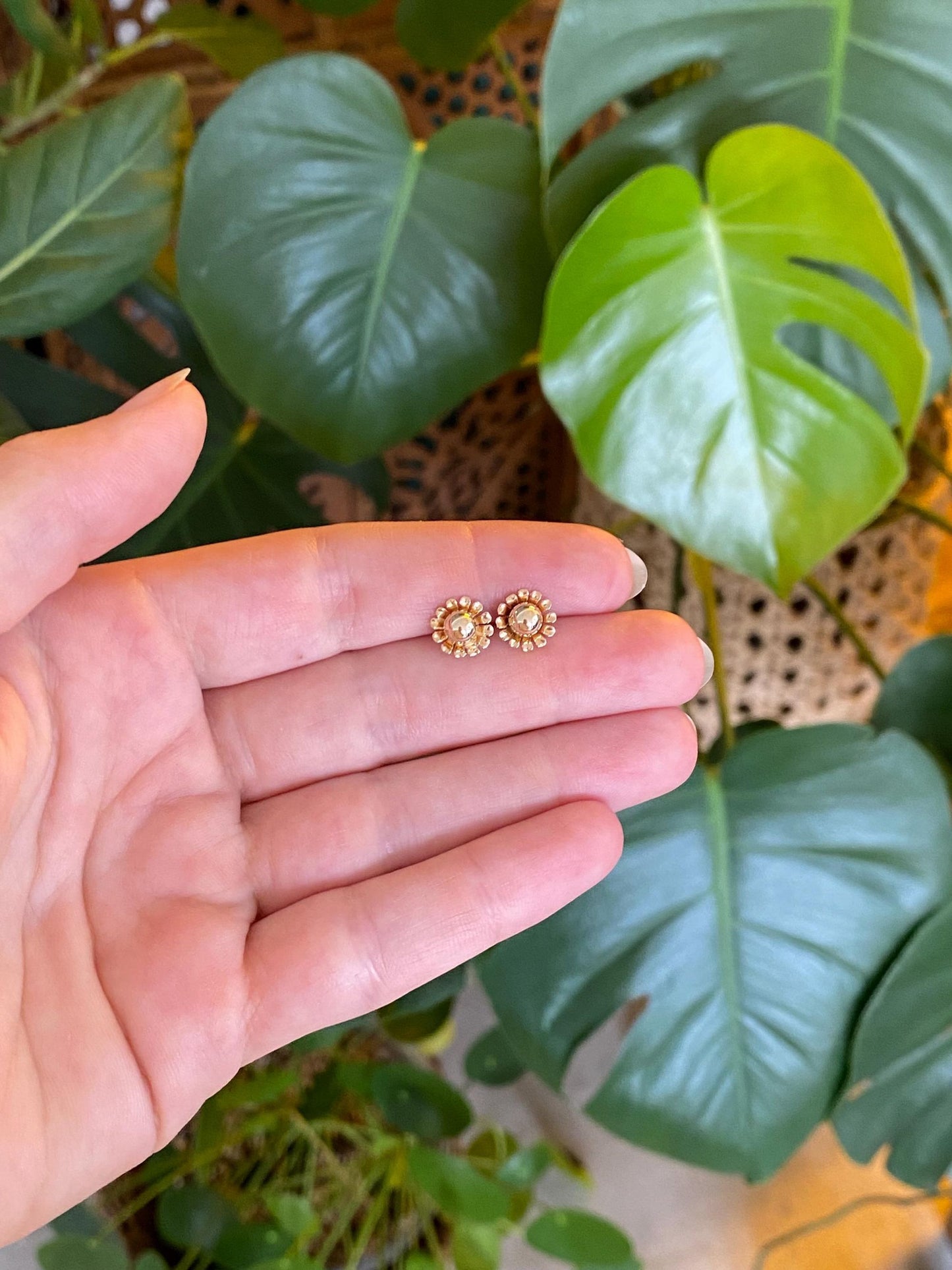 Vintage Solid 14k Yellow Gold Flower Stud Earrings