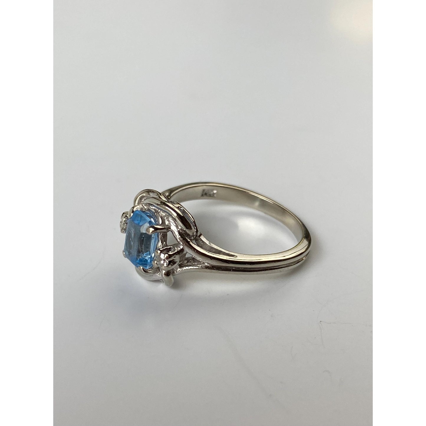 Solid 14k White Gold Diamond Light Blue Cubic Zirconia Ring - Size 7.25
