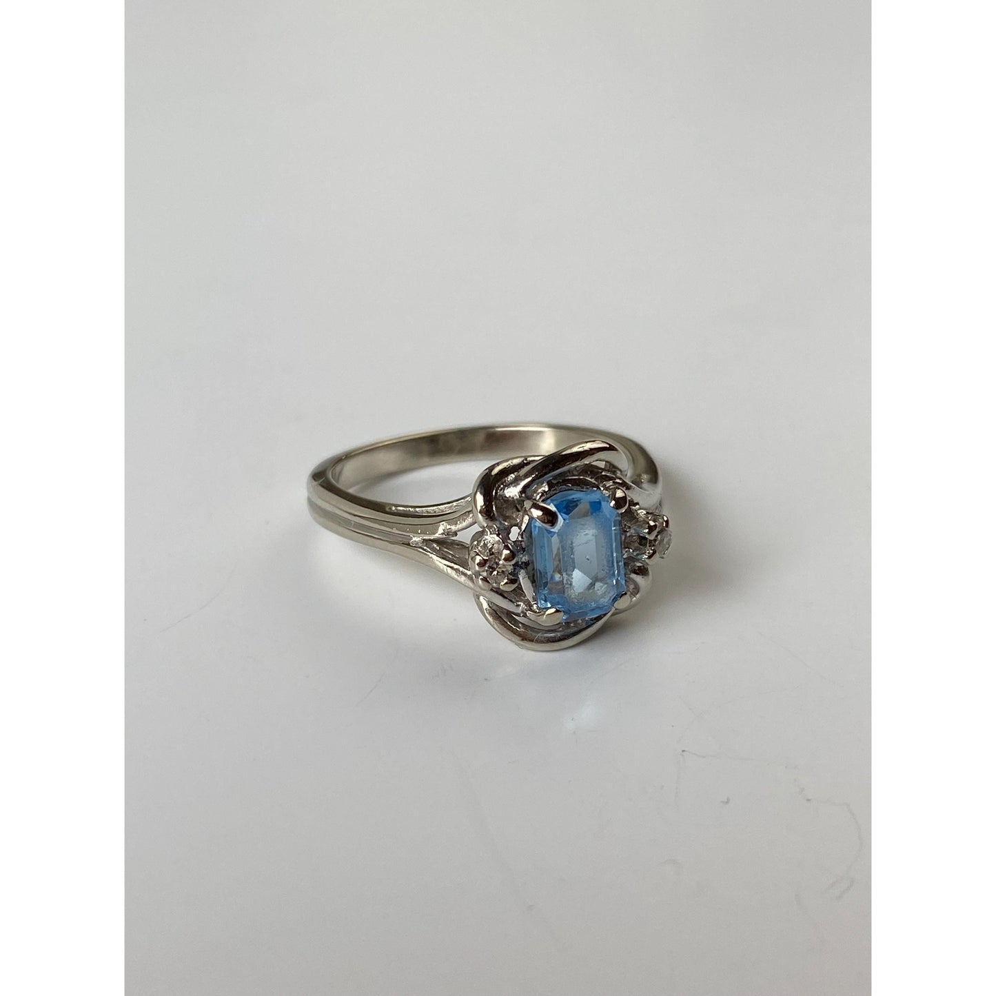 Solid 14k White Gold Diamond Light Blue Cubic Zirconia Ring - Size 7.25