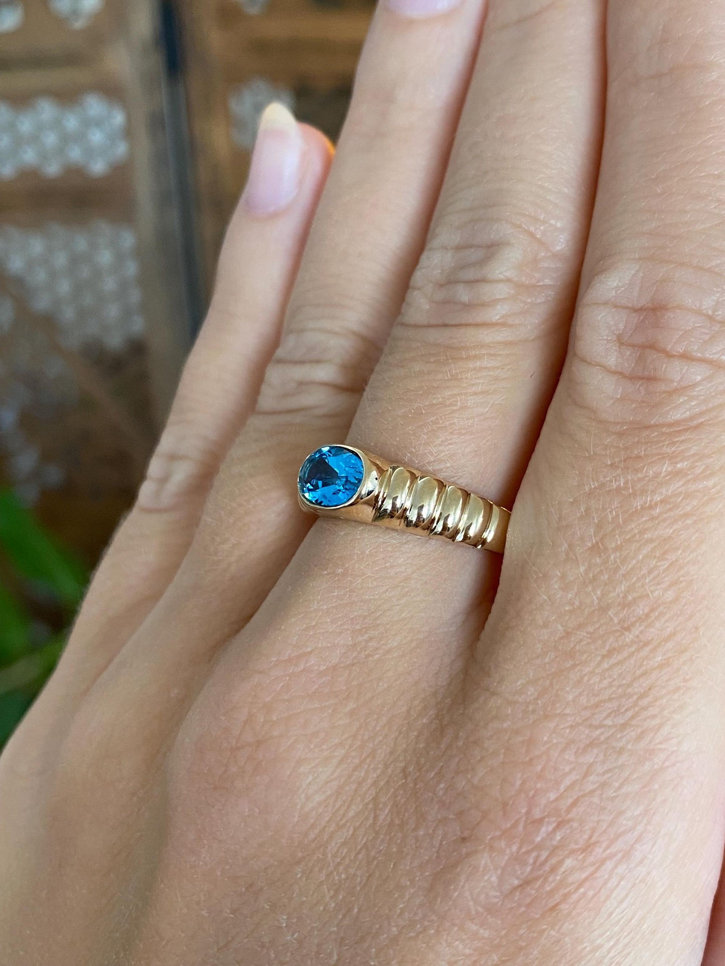Vintage Solid 14k Yellow Gold Topaz Scalloped Ring - Size 7.75