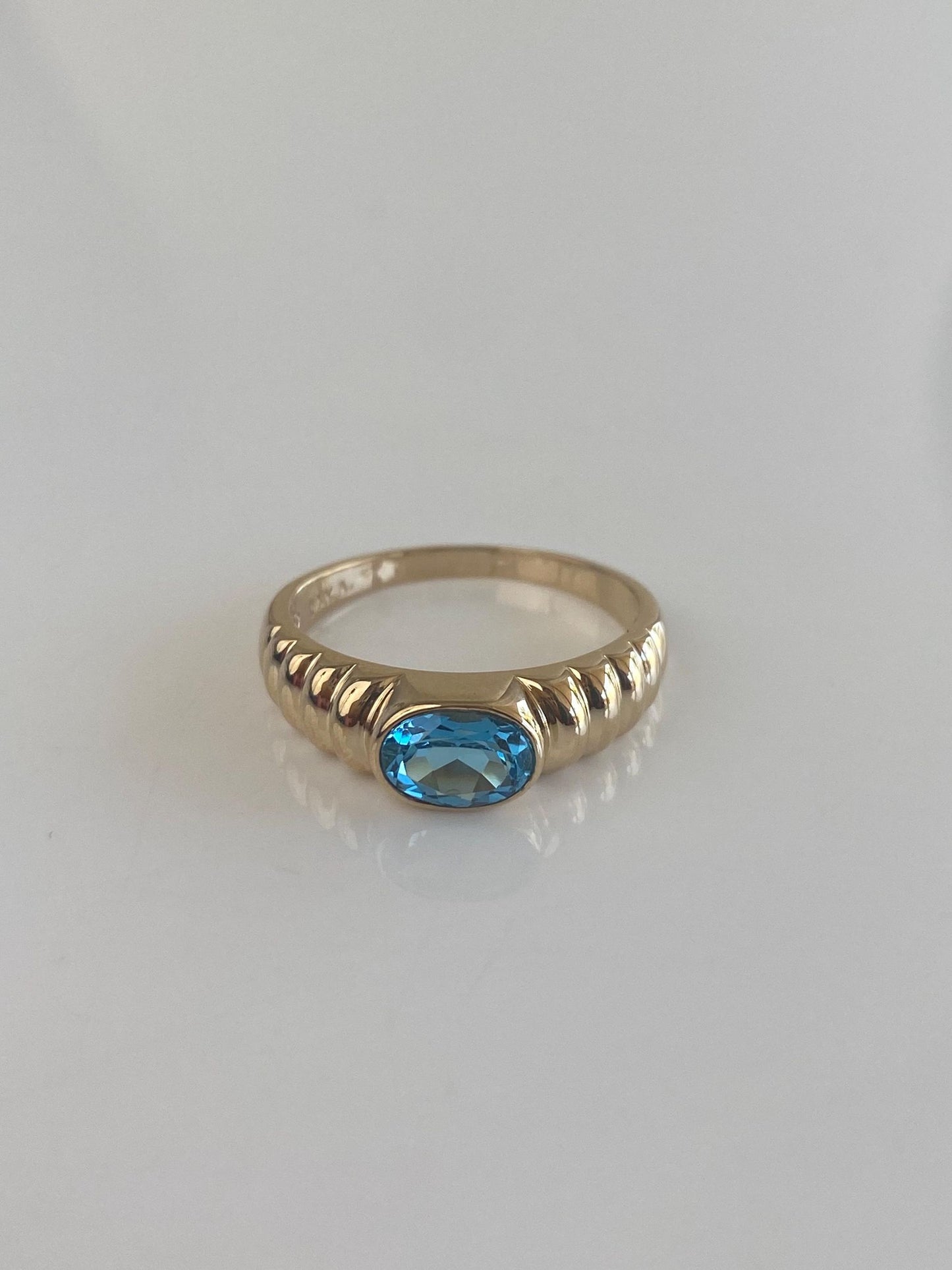 Vintage Solid 14k Yellow Gold Topaz Scalloped Ring - Size 7.75