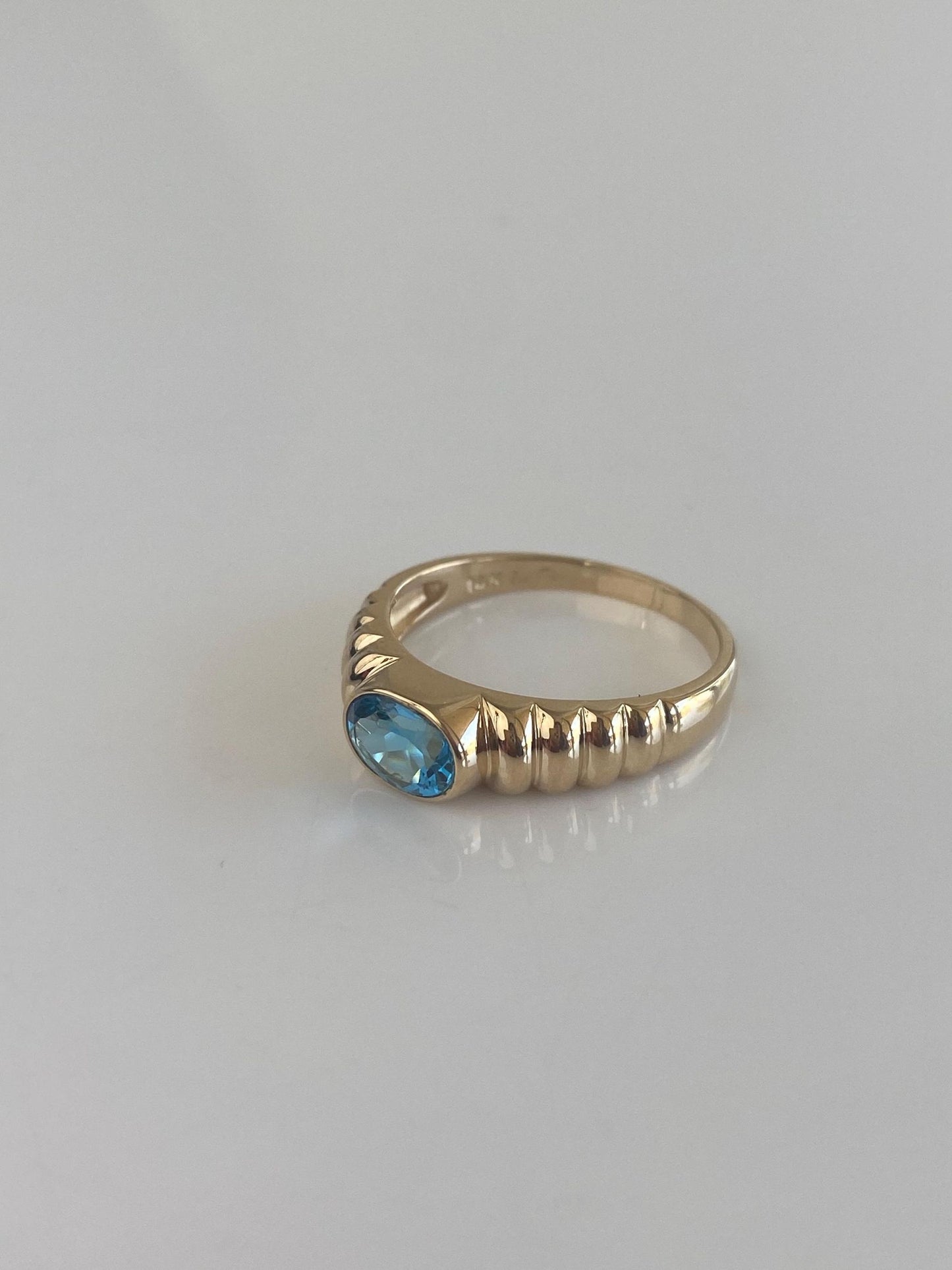 Vintage Solid 14k Yellow Gold Topaz Scalloped Ring - Size 7.75