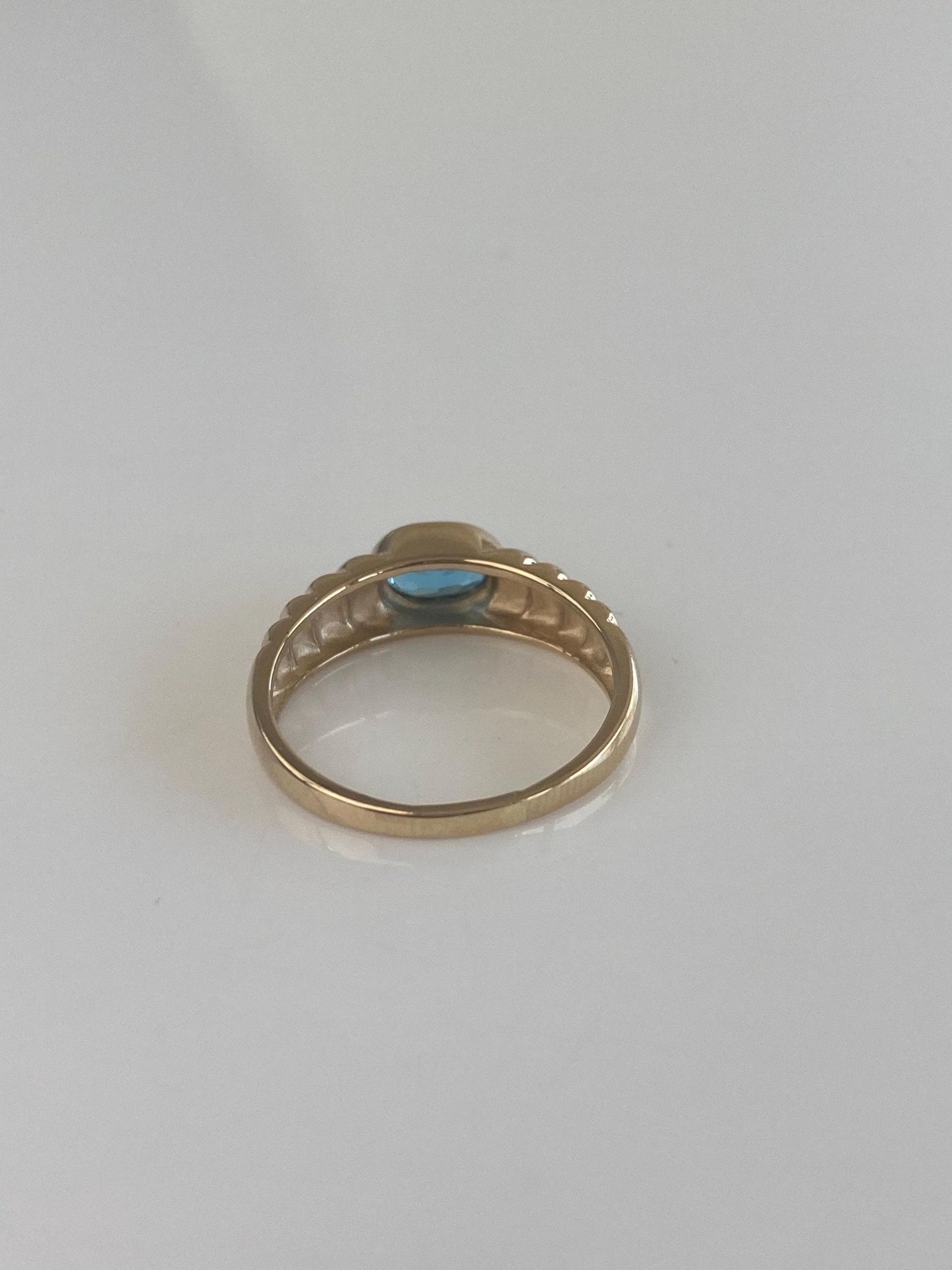 Vintage Solid 14k Yellow Gold Topaz Scalloped Ring - Size 7.75