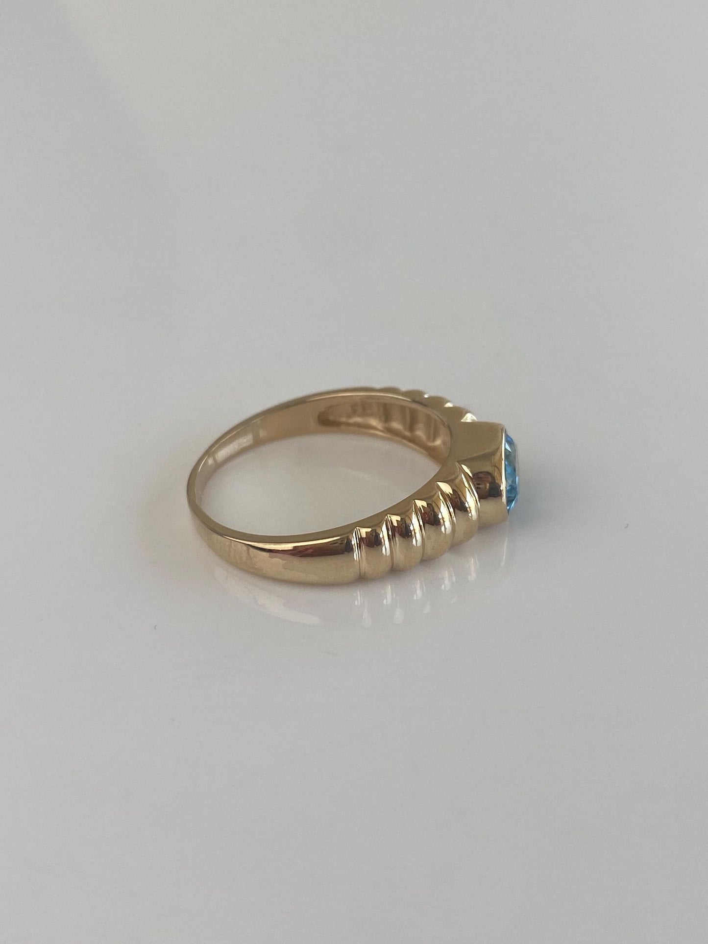 Vintage Solid 14k Yellow Gold Topaz Scalloped Ring - Size 7.75