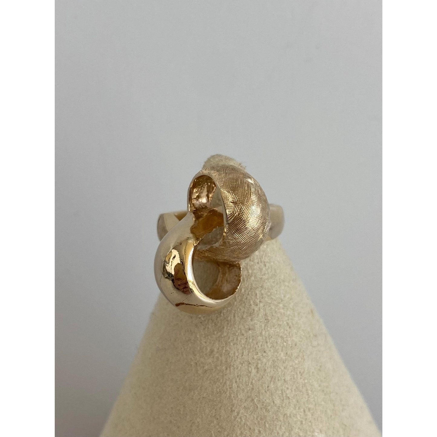 Vintage Solid 14k Yellow Gold Satin Crosshatch & Shiny Twist Knot Ring - Size 3.5