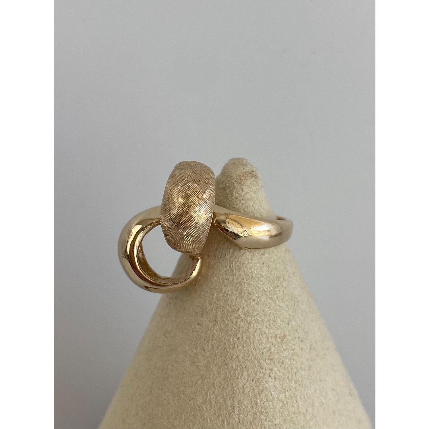 Vintage Solid 14k Yellow Gold Satin Crosshatch & Shiny Twist Knot Ring - Size 3.5