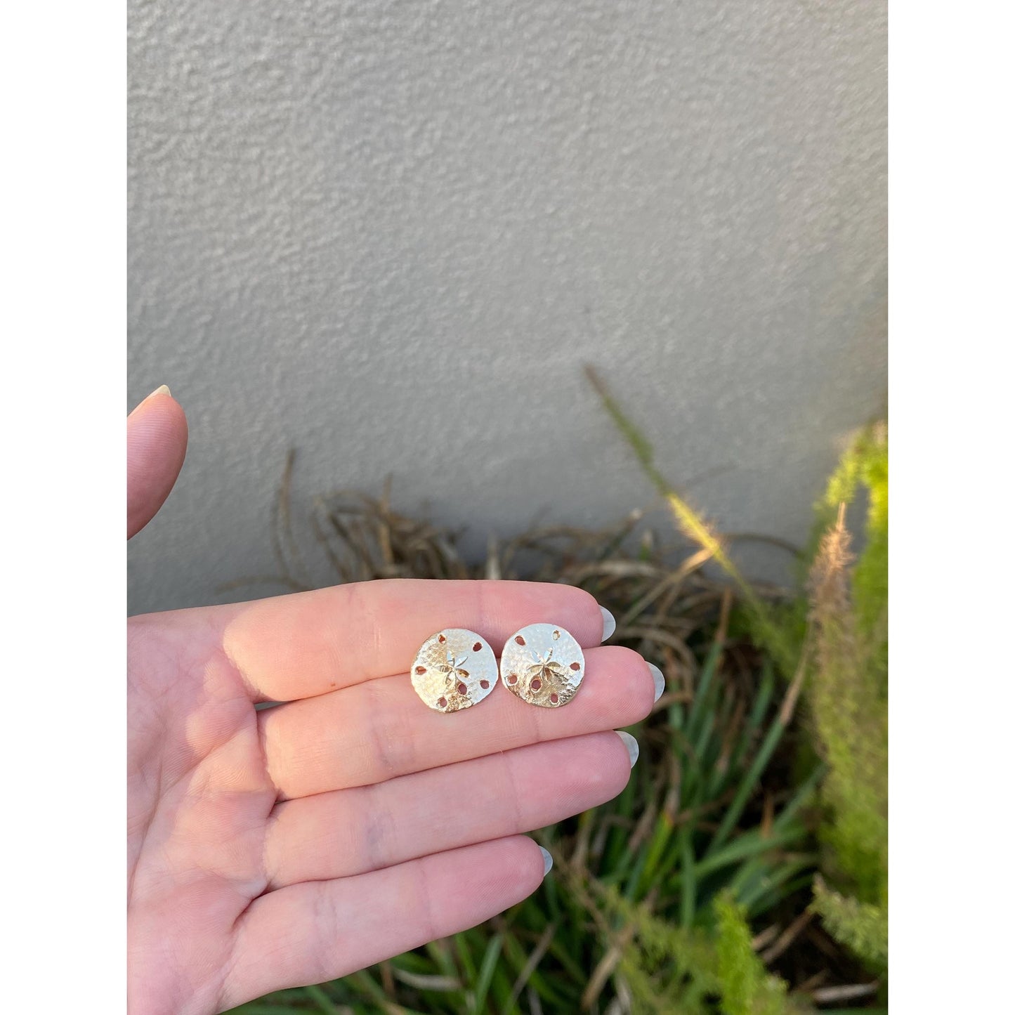 Vintage Solid 14k Yellow Gold Diamond Cut Sand Dollar Stud Earrings