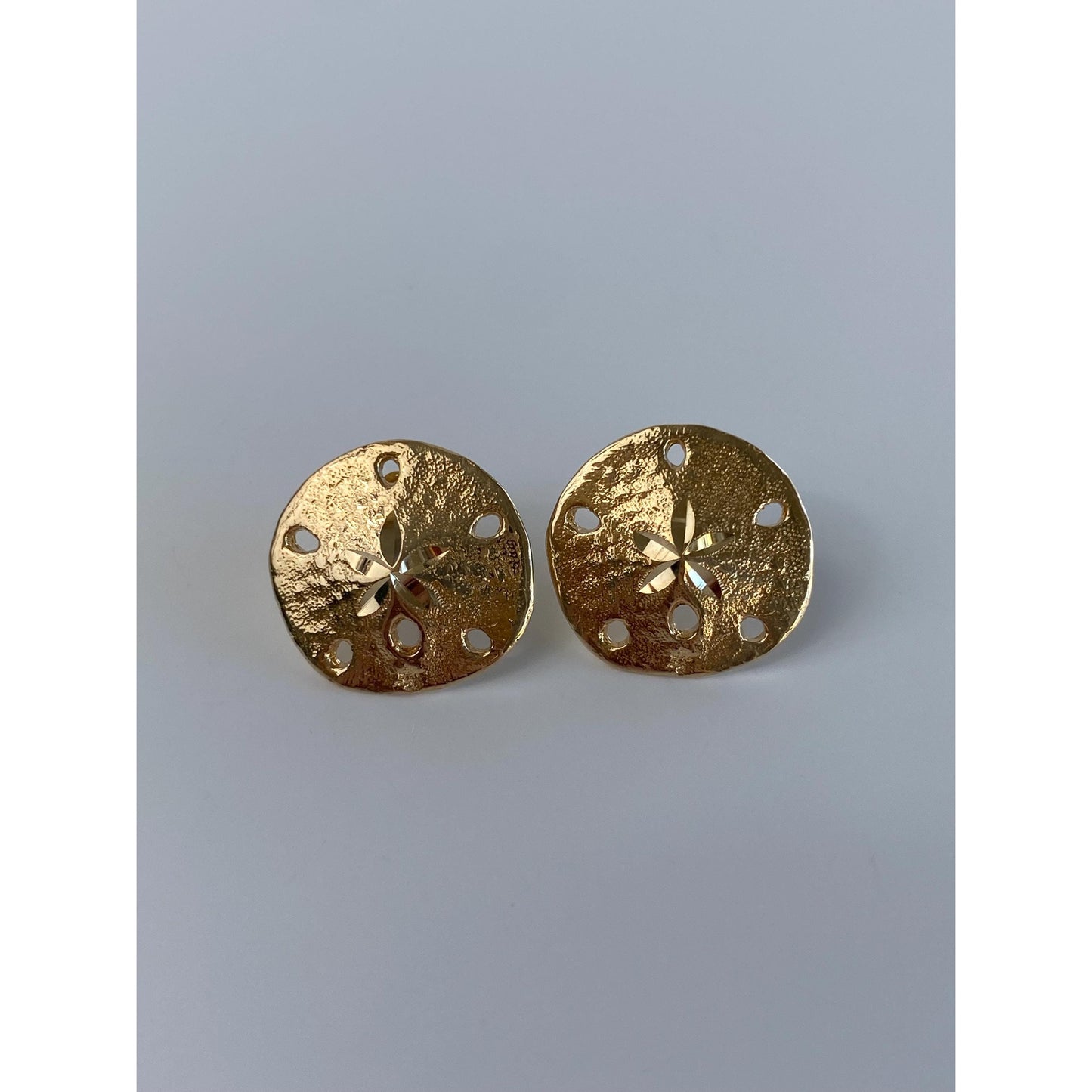 Vintage Solid 14k Yellow Gold Diamond Cut Sand Dollar Stud Earrings