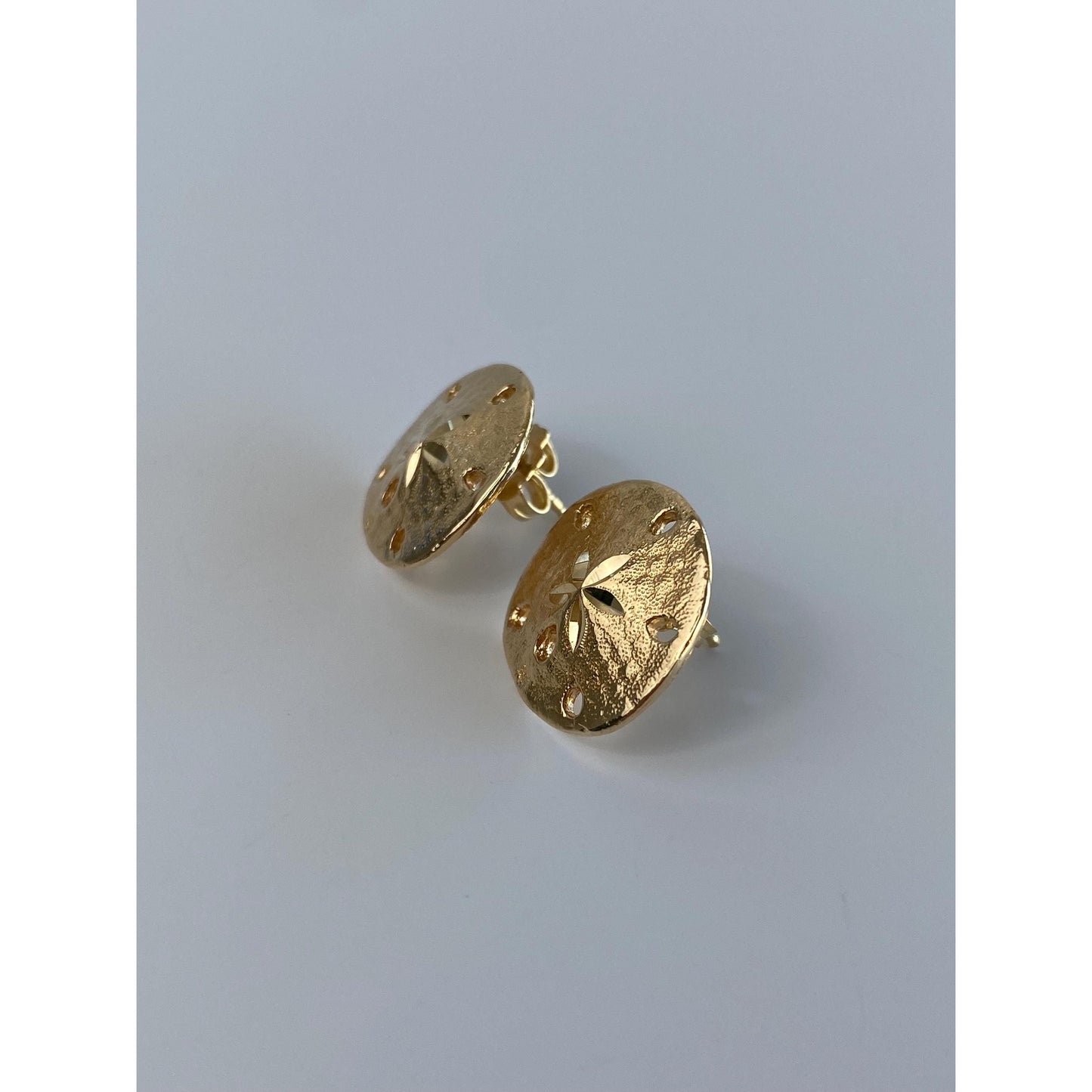 Vintage Solid 14k Yellow Gold Diamond Cut Sand Dollar Stud Earrings