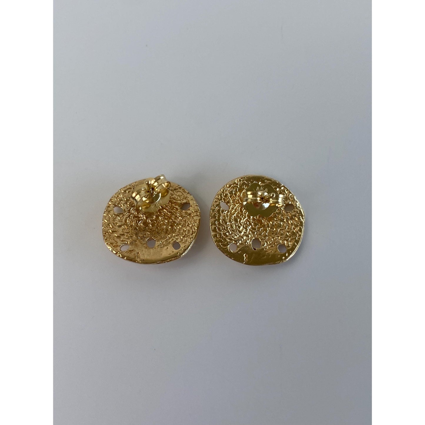Vintage Solid 14k Yellow Gold Diamond Cut Sand Dollar Stud Earrings