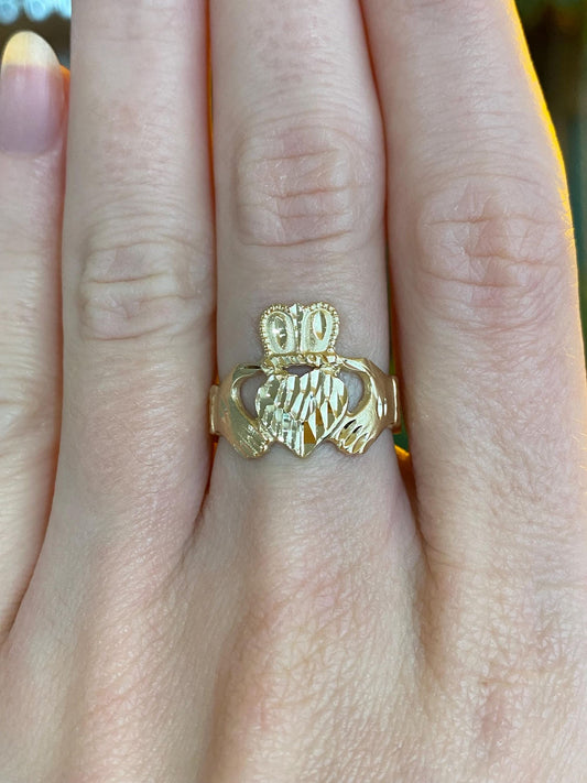 Vintage Solid 14k Yellow Gold Diamond Cut Claddaugh Ring - Size 6.25