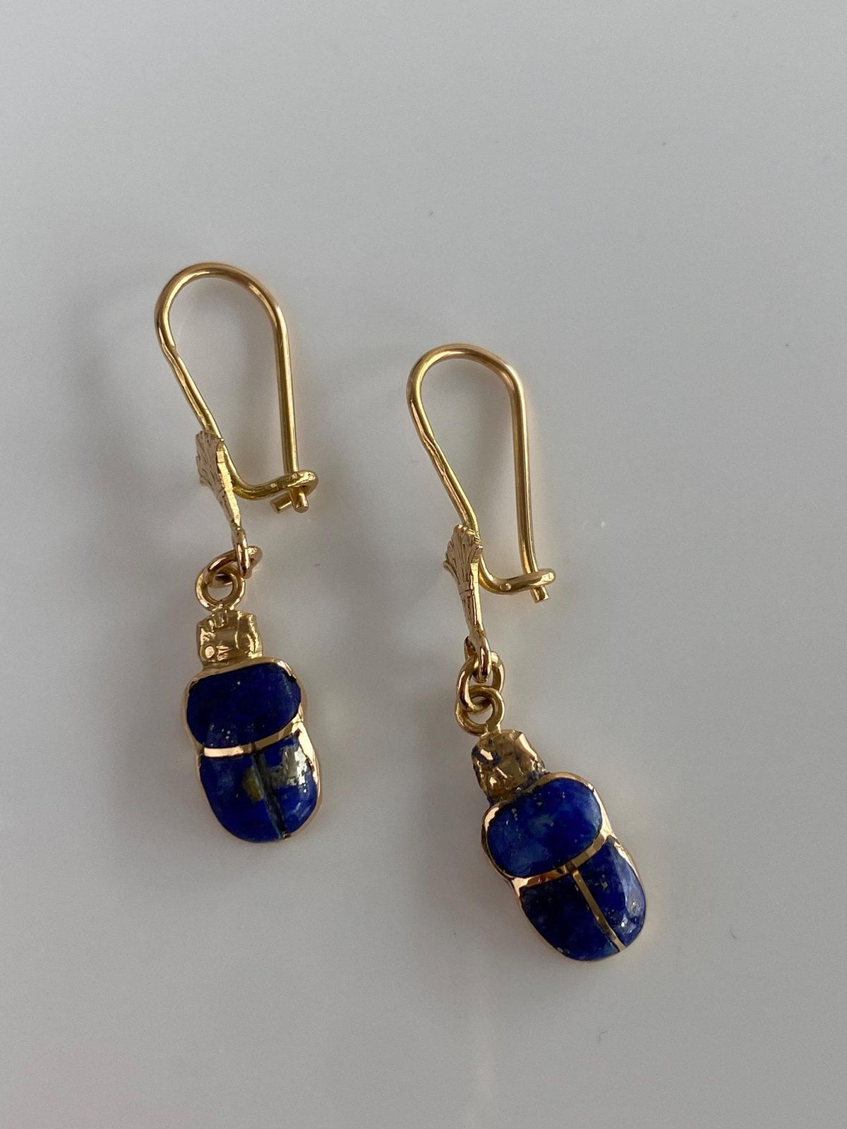 Vintage Solid 18k Yellow Gold Blue Lapis Inlay Scarab Dangle Earrings