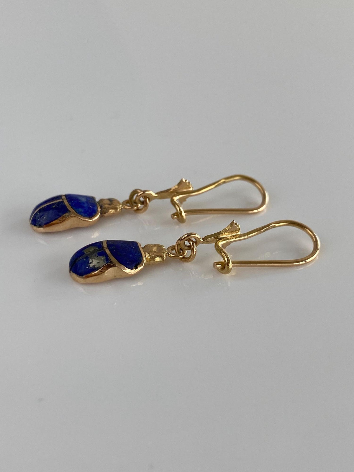 Vintage Solid 18k Yellow Gold Blue Lapis Inlay Scarab Dangle Earrings