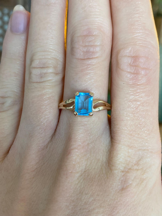 Vintage Solid 14k Yellow Gold Topaz Ring - Size 7.75