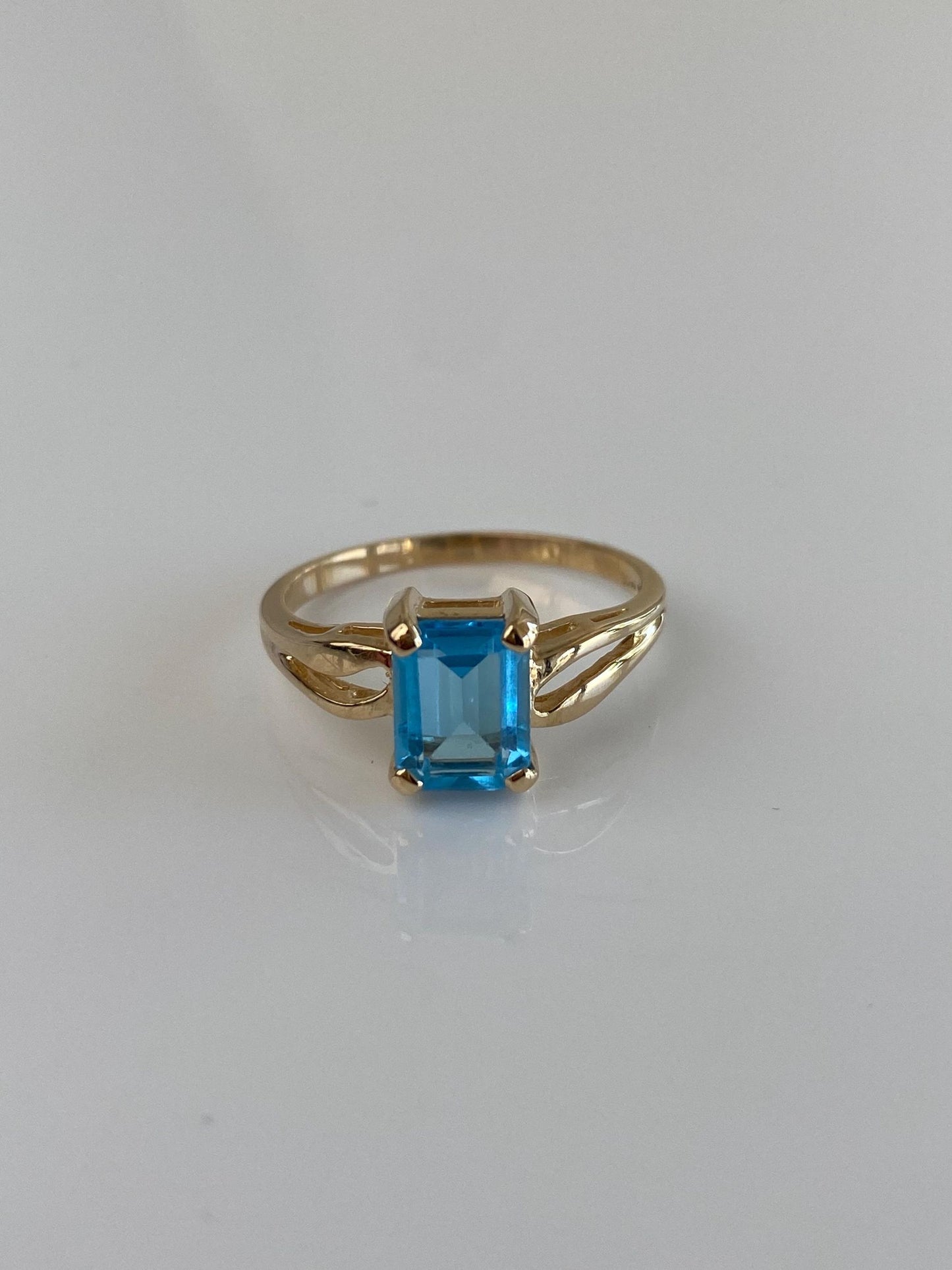 Vintage Solid 14k Yellow Gold Topaz Ring - Size 7.75