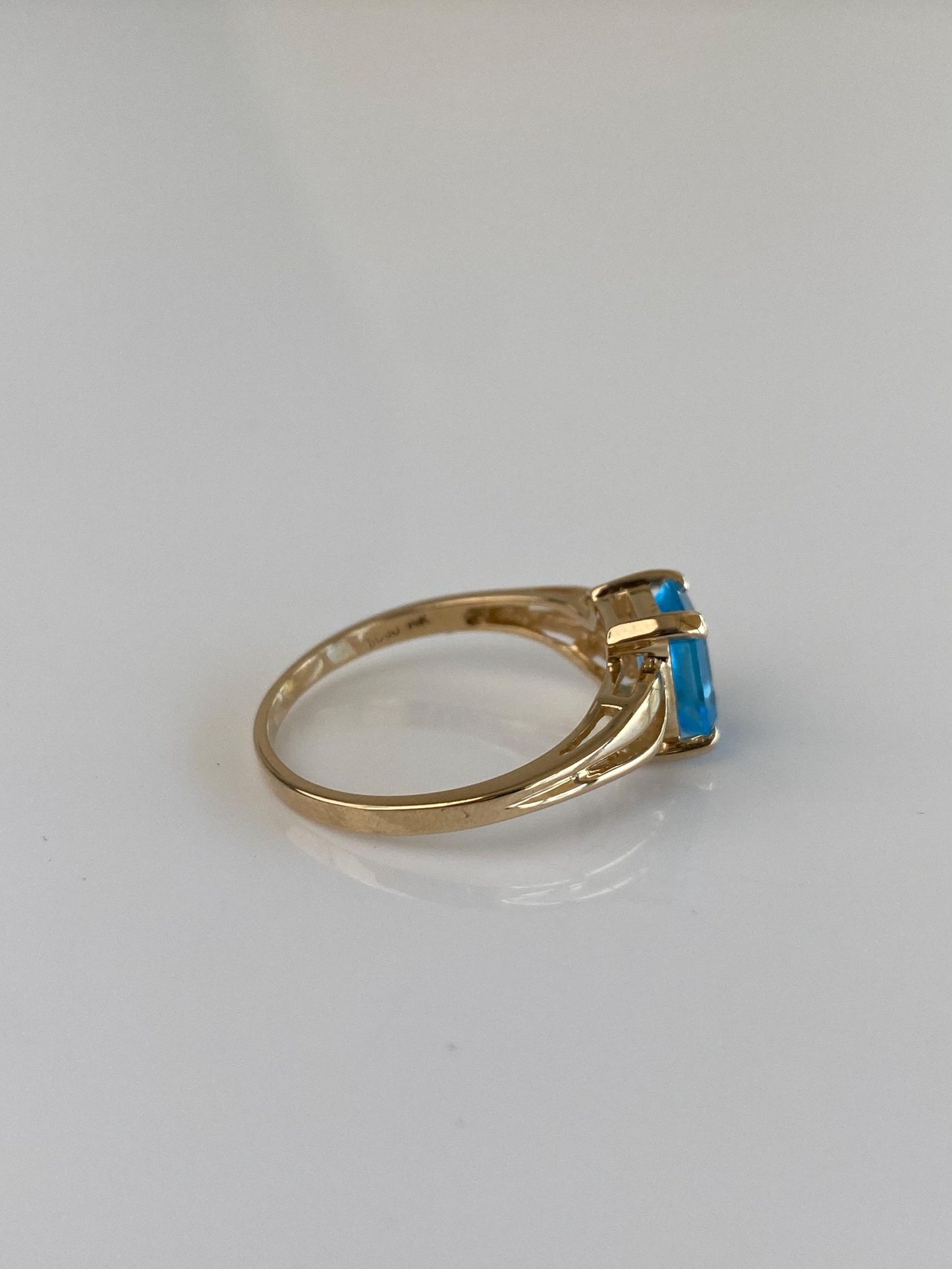 Vintage Solid 14k Yellow Gold Topaz Ring - Size 7.75