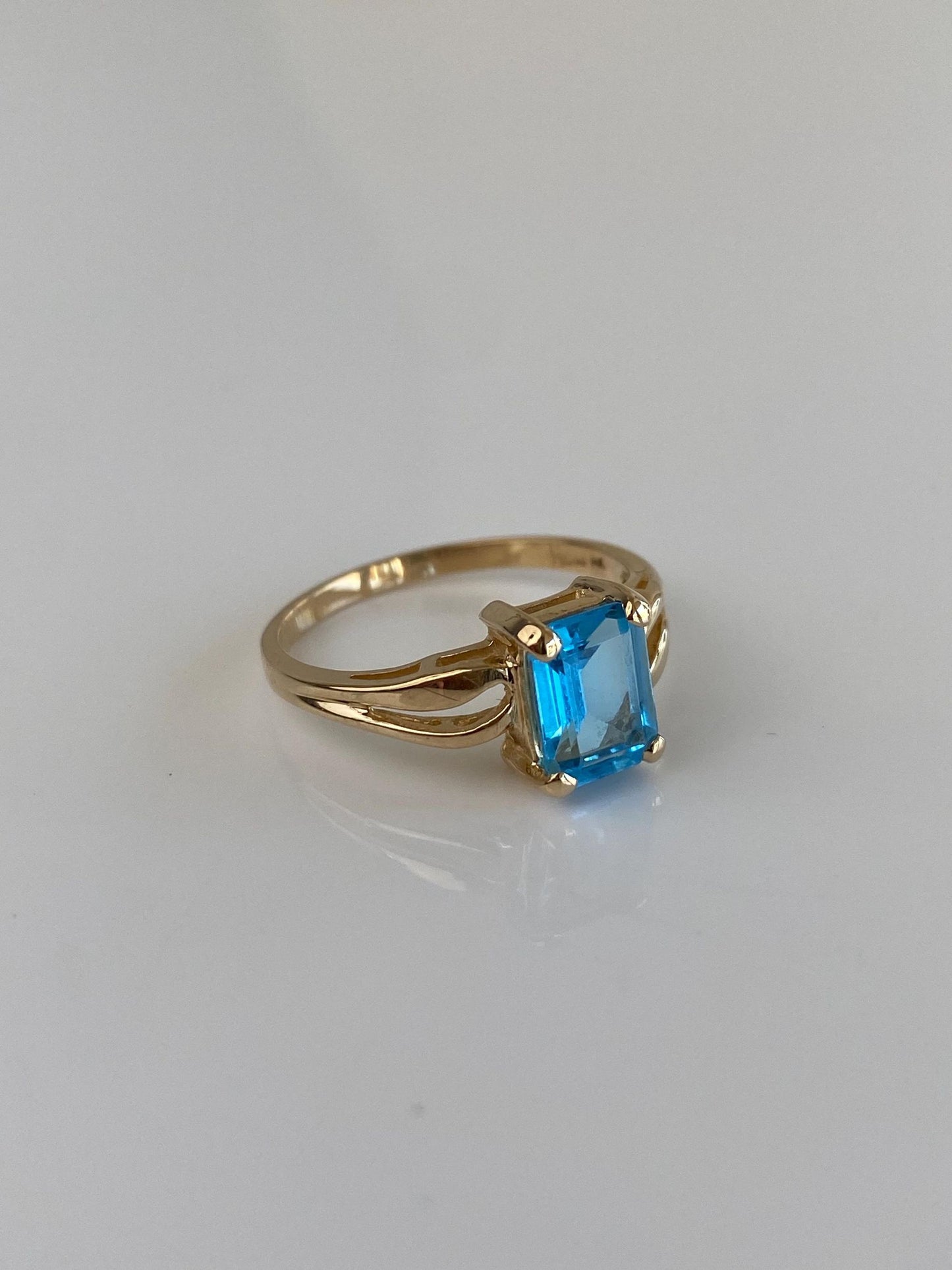 Vintage Solid 14k Yellow Gold Topaz Ring - Size 7.75