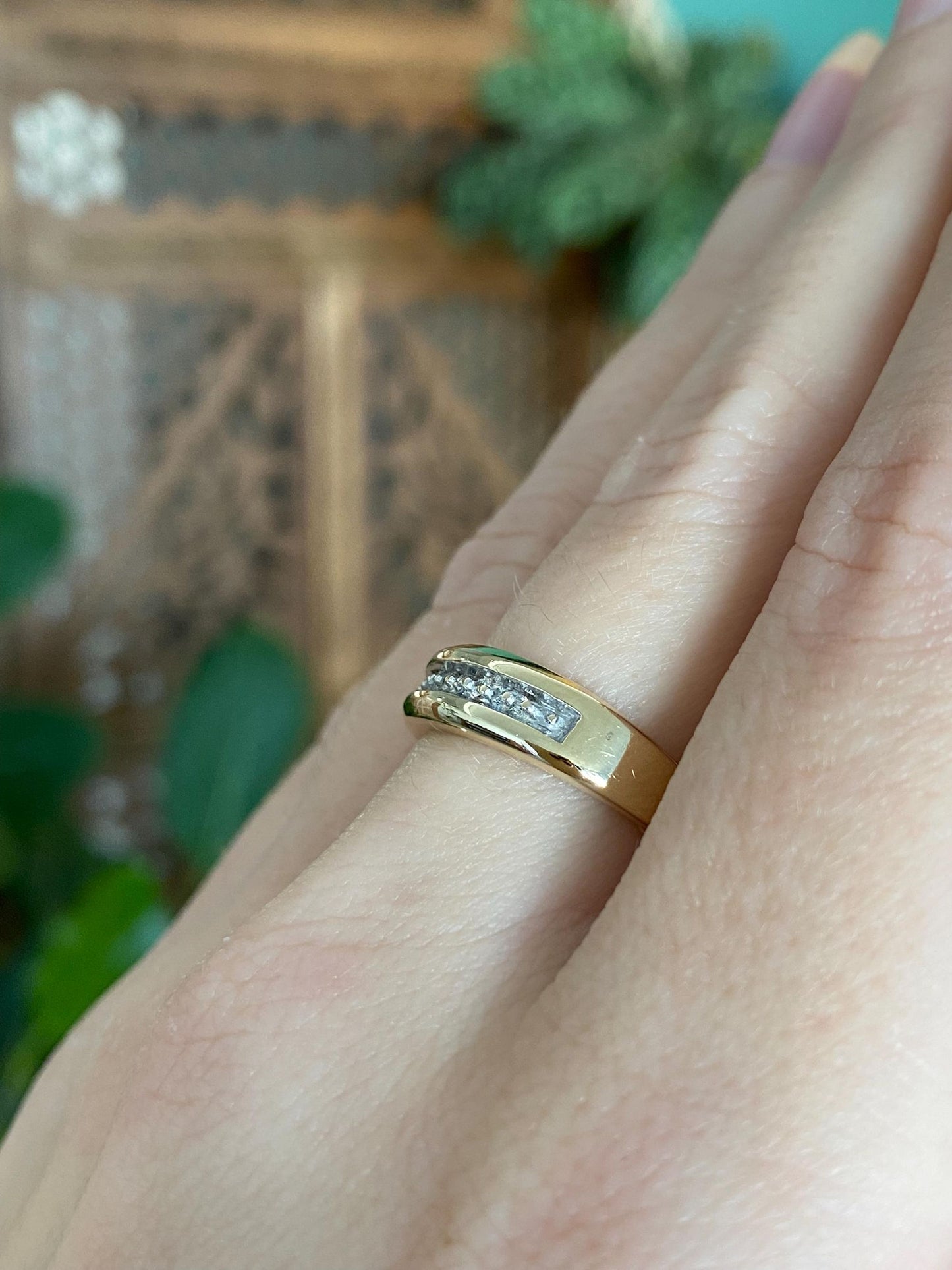 Vintage Solid 14k Yellow Gold Diamond Chip Ring Band - Size 6.25